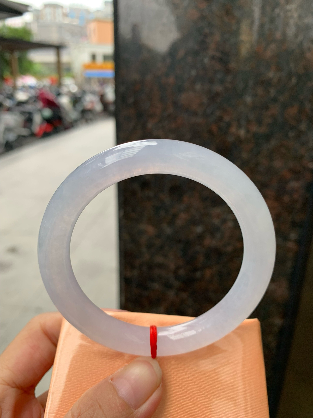 冰粉圆条
尺寸：56.5-10
底妆冰润细腻，整圈种水一致，淡淡梦幻粉色调，让浪漫有了具象化，酥粉盈韧，温柔美人