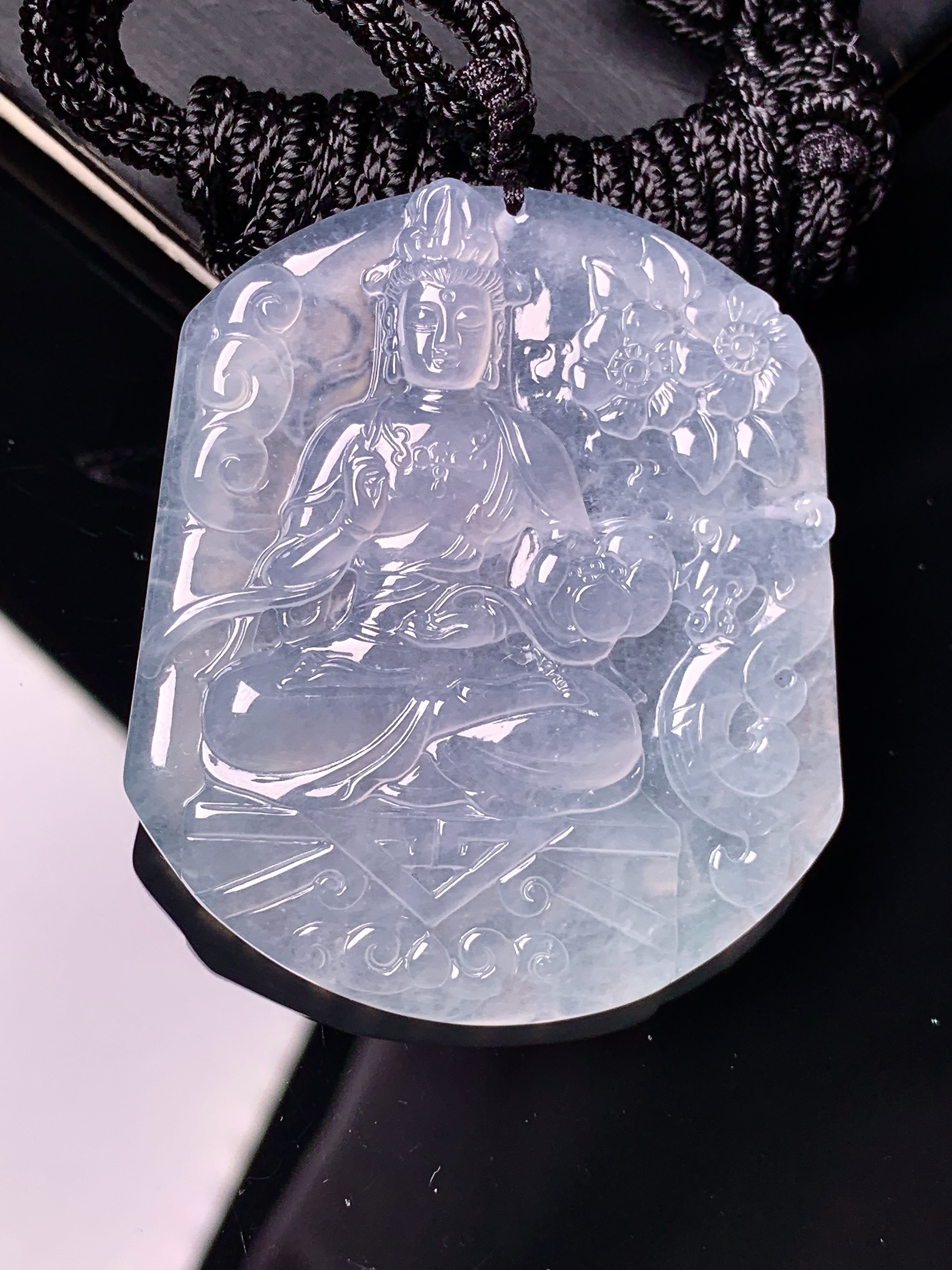 冰种观音菩萨吊坠 玉质细腻 色泽艳丽清新 水润亮眼 整体尺寸49.3*42*5.3 x3