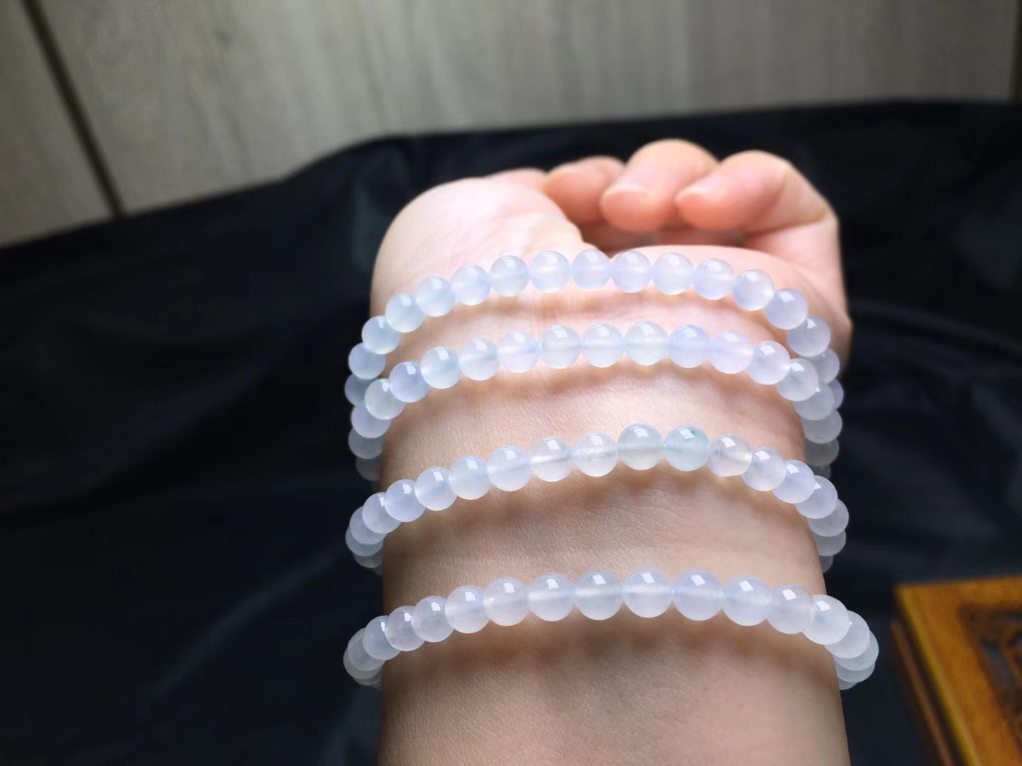冰种起莹珠链，卡5.2～5mm，138颗，种好，玉质细腻，均匀，冰透水润，通透