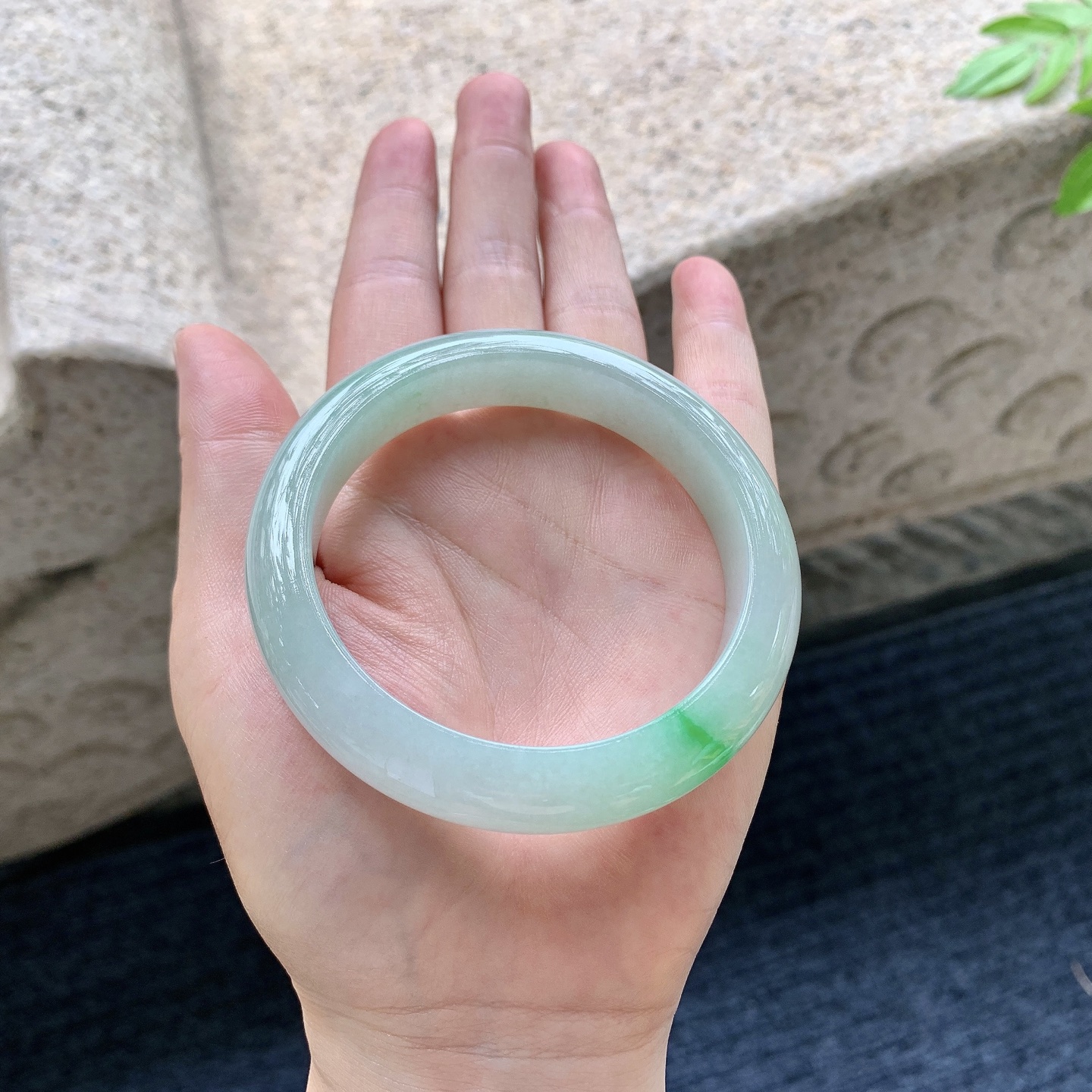 正圈，圈口57.2/12.2/8.8，编码DZ090111，细糯飘绿，水润，种老，细腻，打灯有棉线