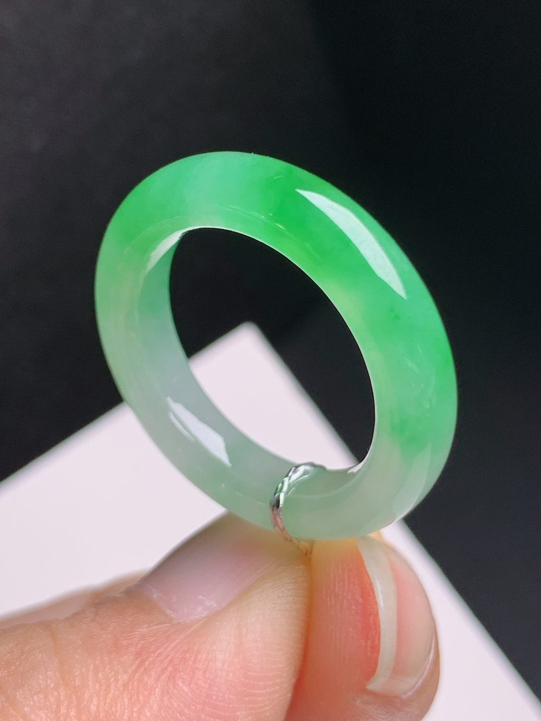 冰种绿指环，色泽清新，玉质温润，圆满顺遂