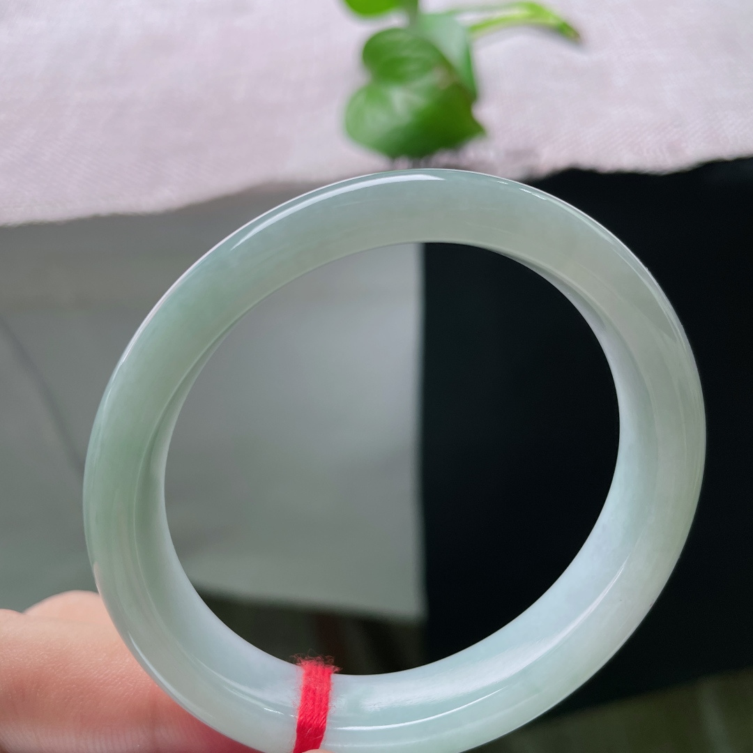 淡绿底贵妃，无裂，色调柔和不挑穿搭，简约清爽，温柔氛围感拉满。ss54969a。