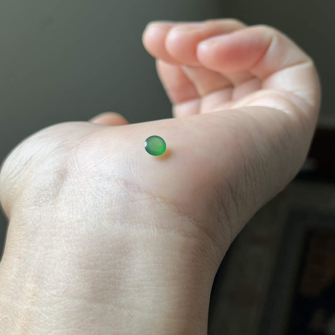 2号，冰种满绿小蛋面，种水好，颜色超级好的小色标，冰透又，尺寸5×2.6，图9参考，代镶嵌，超值