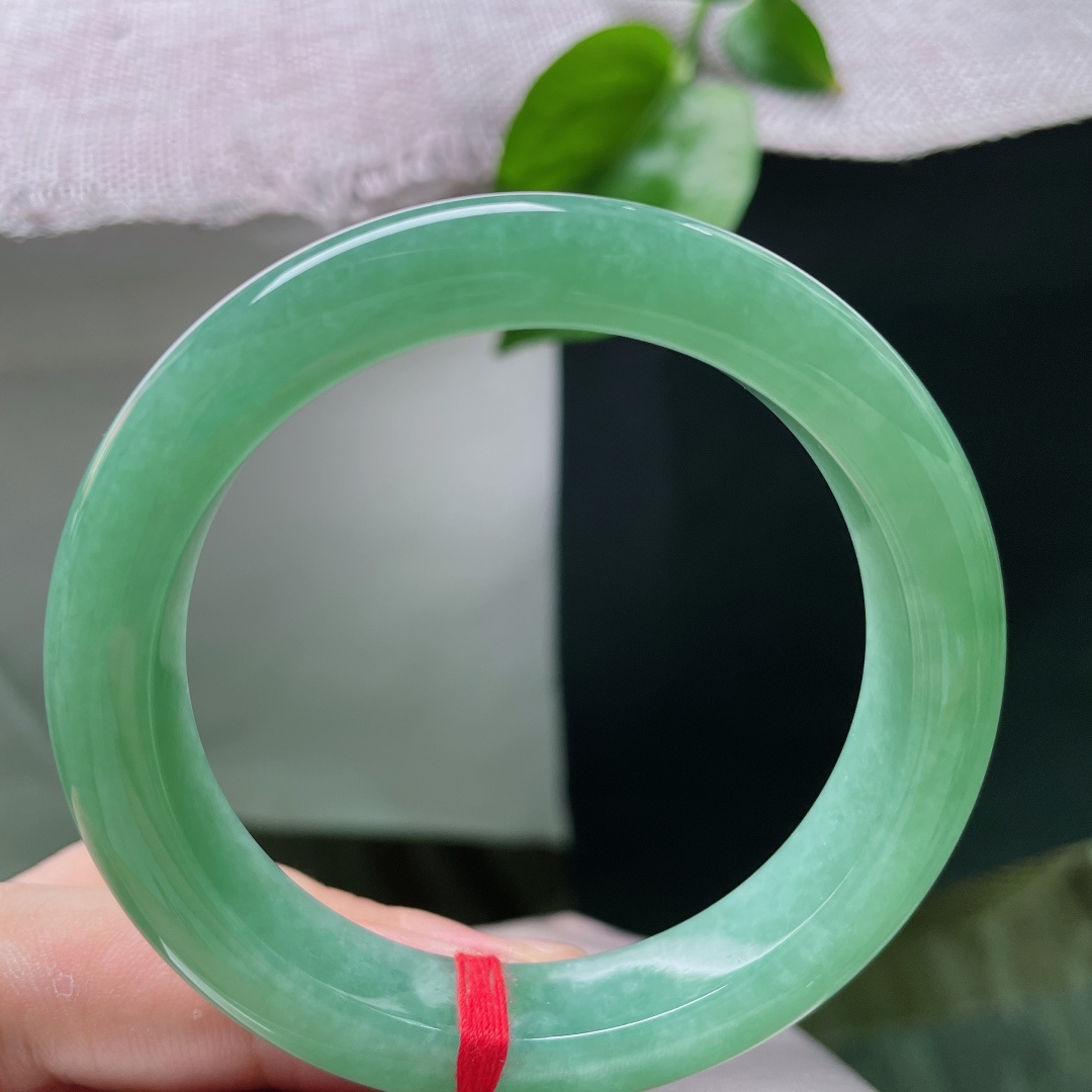 54.8/12/8.8，满色正圈，一丝纹不显，满圈湖水翠浓郁匀净，玉质冰润凝光，镯型端庄厚装，贵气浑然天成，尽显高端大气的典藏气韵。ss56642a