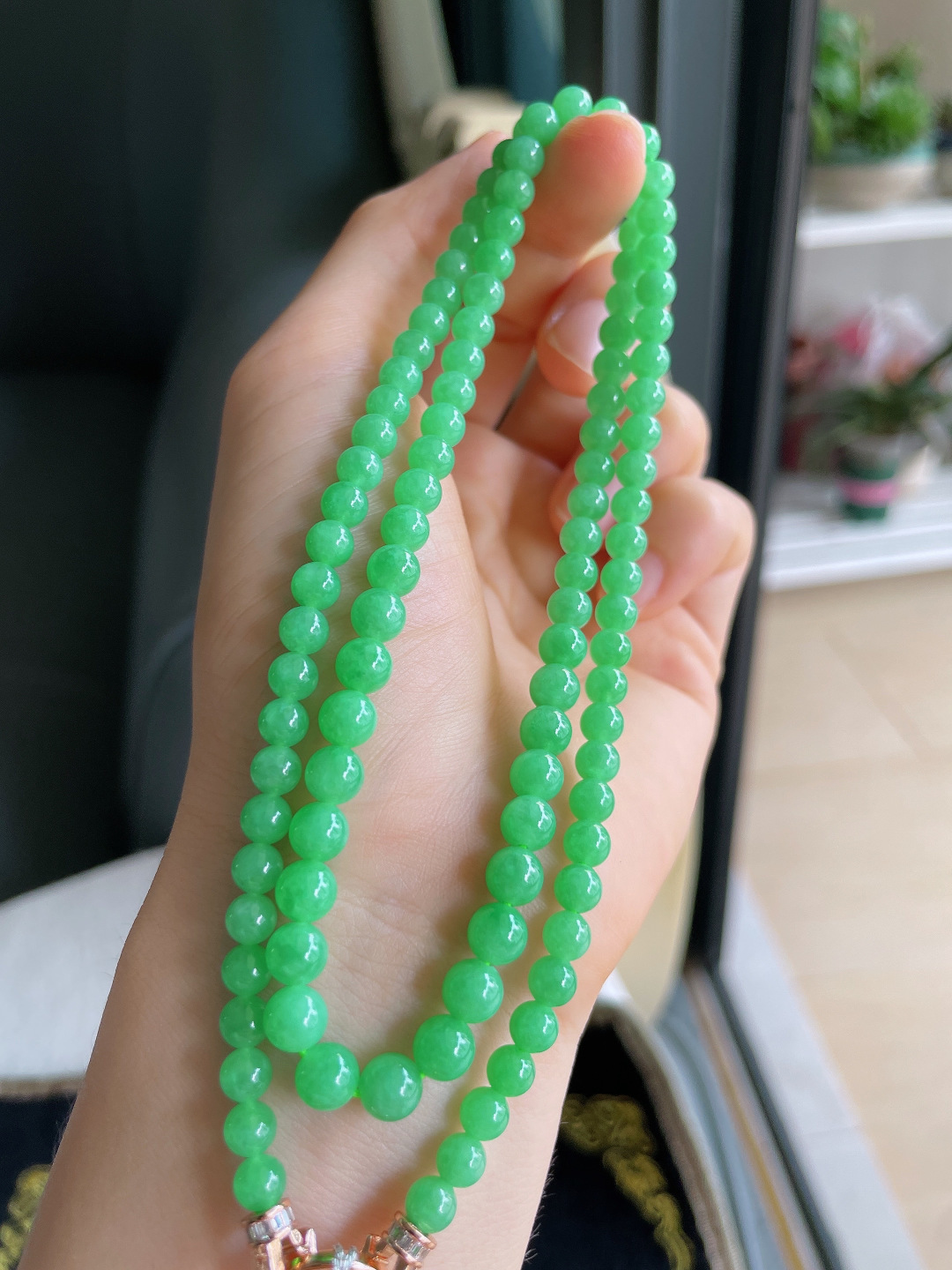 ️，缅甸天然翡翠A货，冰满绿阳绿珠链，尺寸：5-5.8mm106颗。【编3633】