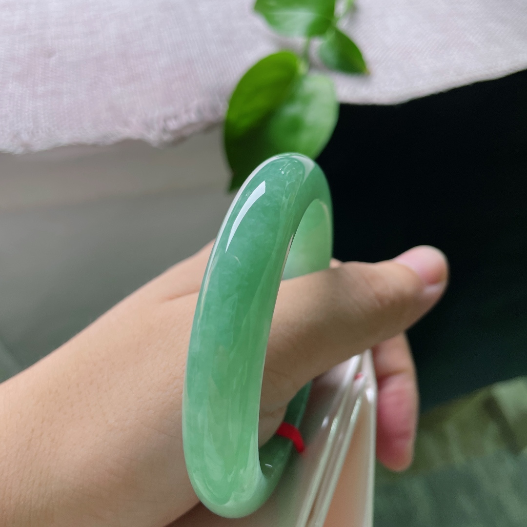 54.8/12/8.8，满色正圈，一丝纹不显，满圈湖水翠浓郁匀净，玉质冰润凝光，镯型端庄厚装，贵气浑然天成，尽显高端大气的典藏气韵。ss56642a