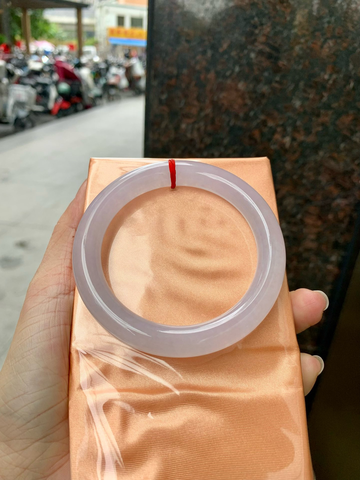 冰粉圆条
尺寸：56.5-10
底妆冰润细腻，整圈种水一致，淡淡梦幻粉色调，让浪漫有了具象化，酥粉盈韧，温柔美人