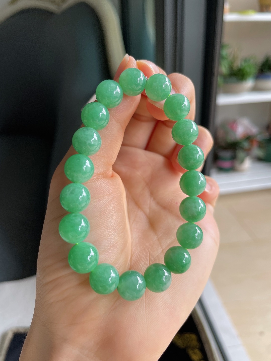 ️，缅甸天然翡翠A货，冰满绿手串，尺寸：9.8mm。【编4586】