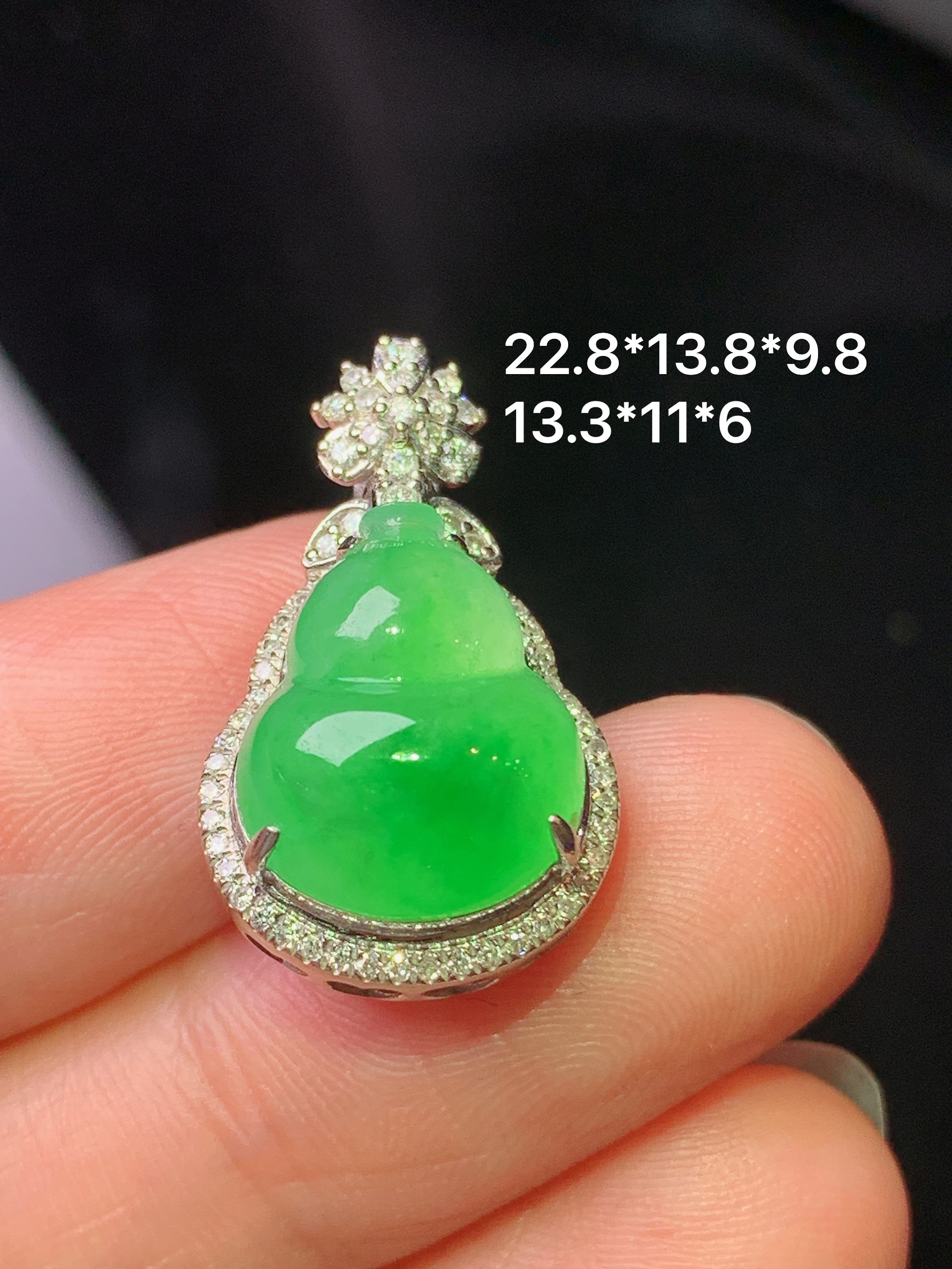 18k金钻镶嵌阳绿葫芦吊坠 玉质细腻 色泽艳丽清新 水润亮眼 整体尺寸22.8*13.8*9.8 f1