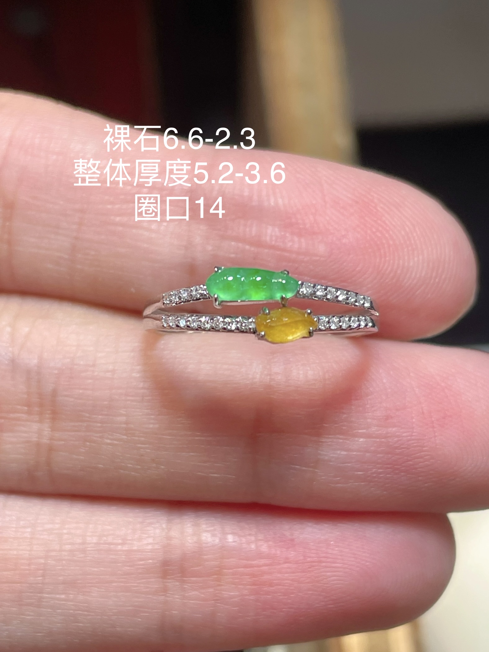 翡翠满绿福豆戒指，光感强烈，冰种阳绿色，满绿，料子水润通透，种老起光。18k镶，佩戴效果佳，6.6-