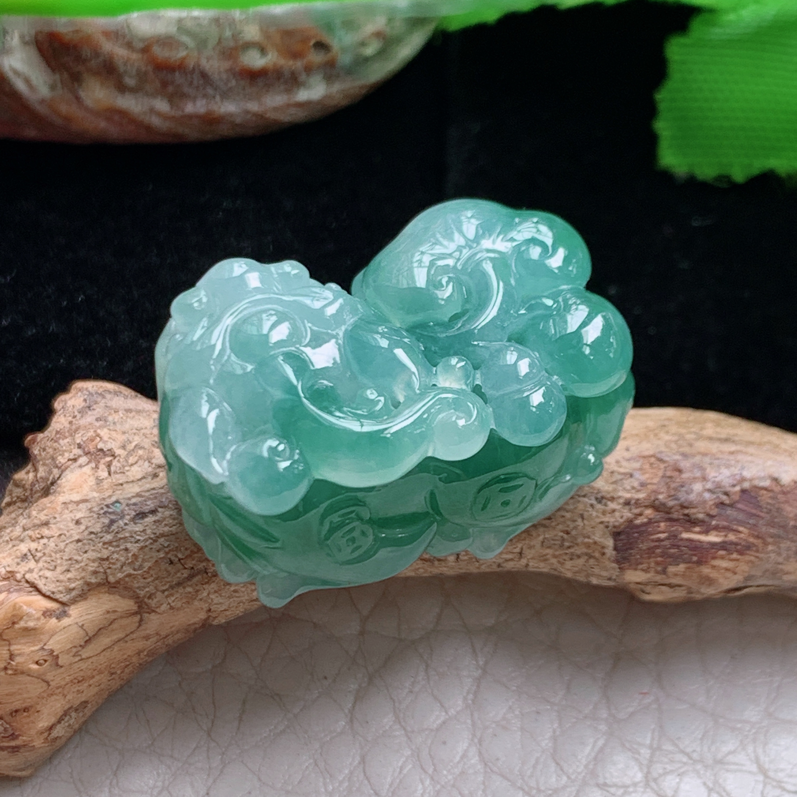 lz实拍26.6*16.5*14缅甸翡翠精雕高品质冰飘花招财霸王貔貅玉吊坠