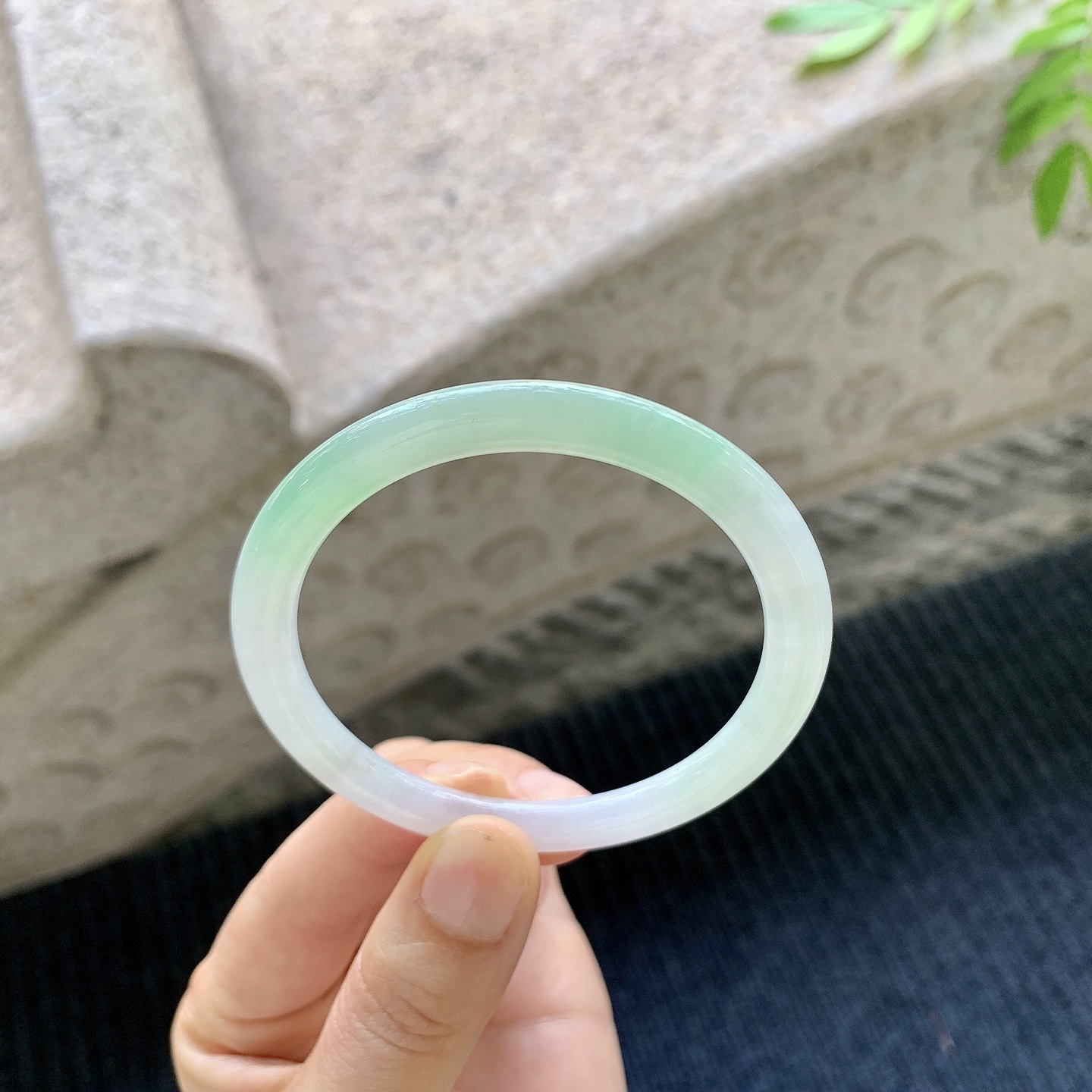 圆条53 54,圈口53.7/5.6/7.5,编码BA083067,描述糯冰飘绿，水润，种老，细腻，打灯有纹线