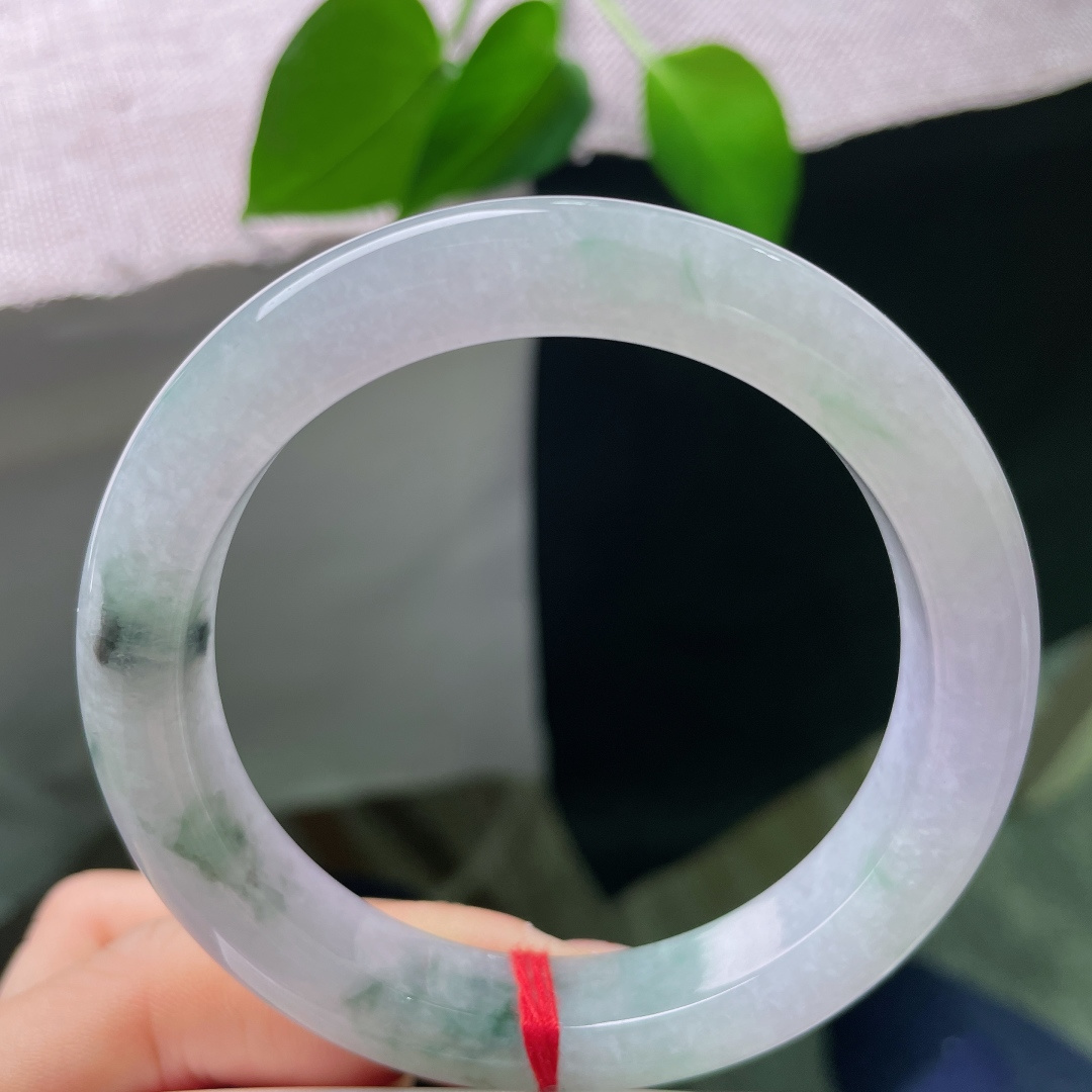 飘花正圈，无裂，通透玉底糅合朦胧淡紫底色，几处墨色飘花随性散落，三色相融，层次丰富，如同烟雨朦胧的山野，氛围感清冷独特。ss56738a