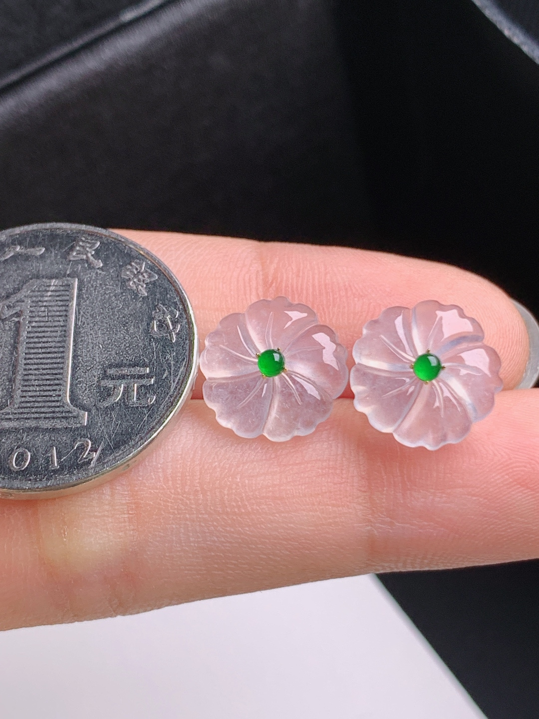 冰种小花耳钉，冰透莹润，精致秀气，温婉雅致