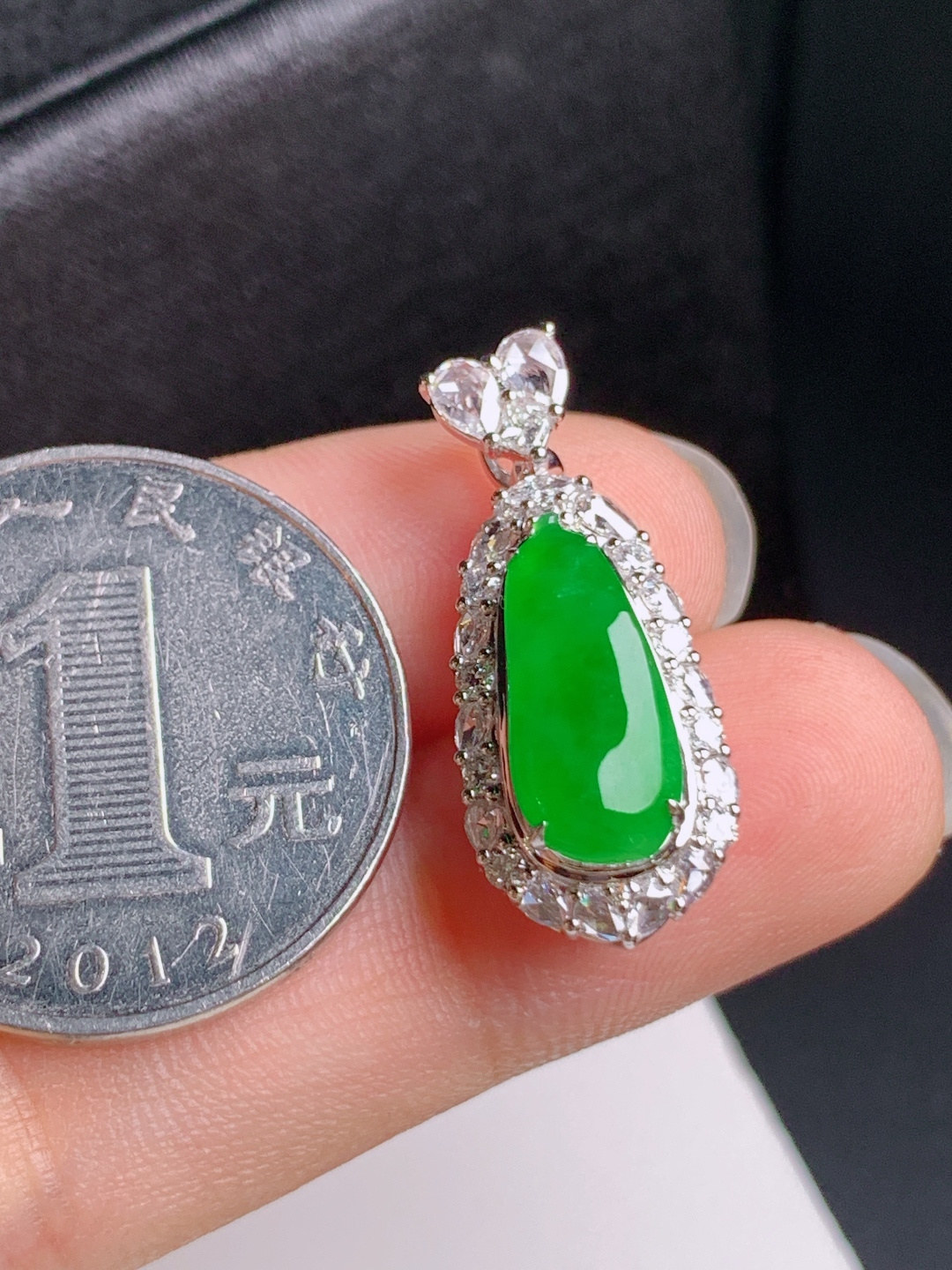 辣阳绿福瓜吊坠，翠色欲滴，线条流畅，多福多寿，裸石14.5-6.6-2.525.9-10.7-9.5