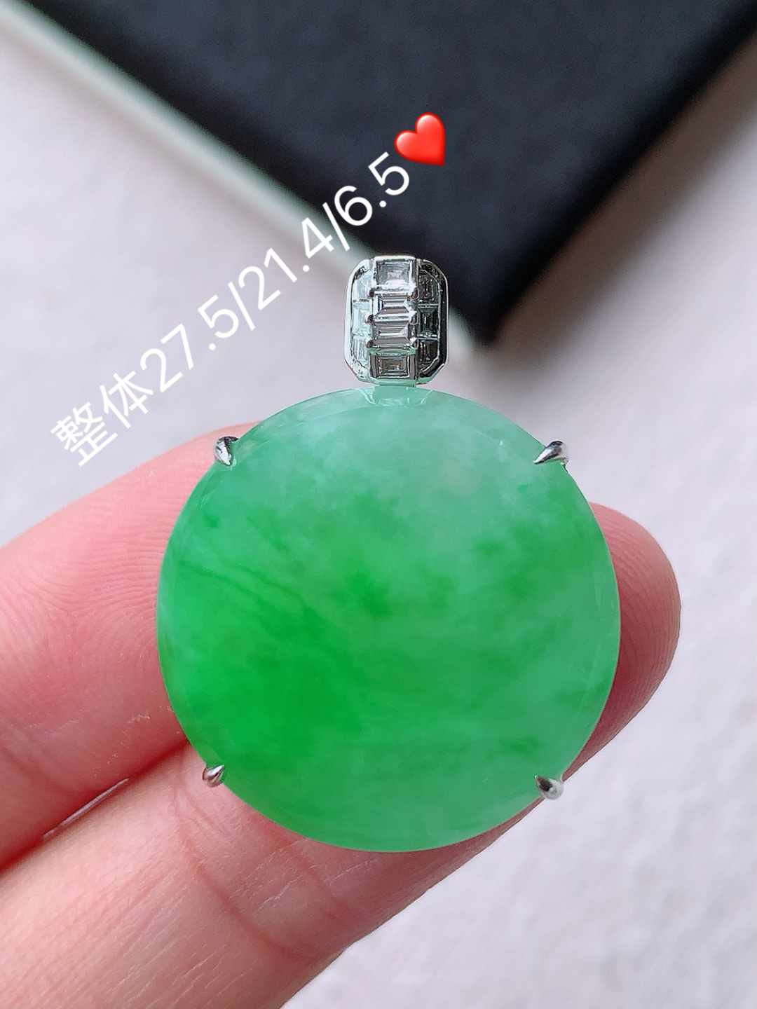 ️冰飘绿无事牌吊坠底子细腻水润 佩戴精致优雅，27.5/21.4/6.5