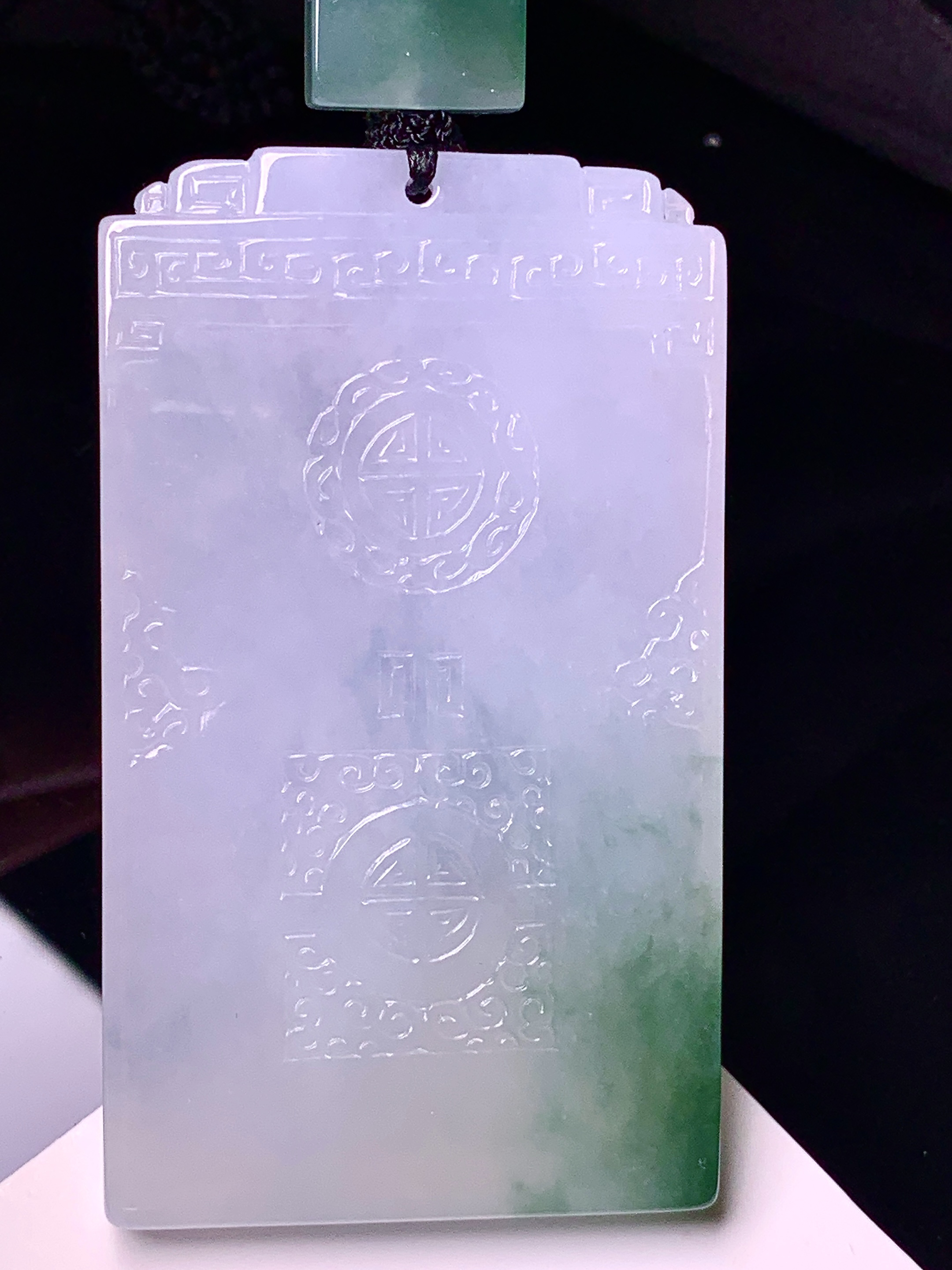 飘绿无事牌吊坠 玉质细腻 色泽艳丽清新 水润亮眼 整体尺寸62*35.5*5.8 L1