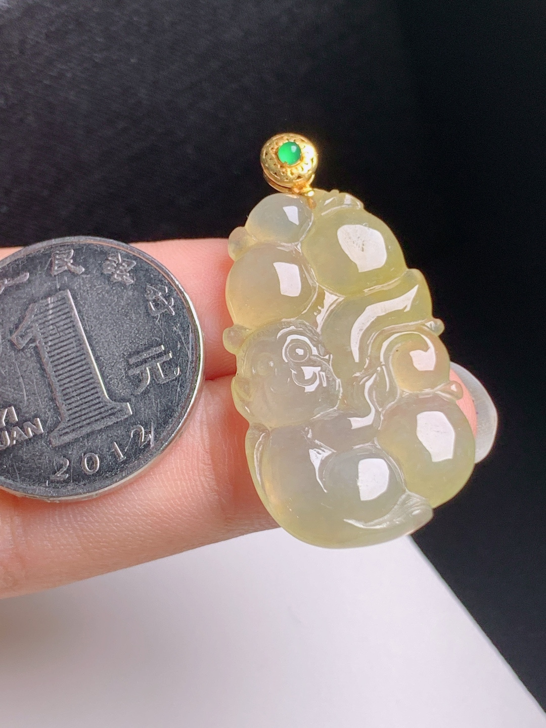 黄翡灵猴吊坠，玉质温润，线条流畅，福寿双全