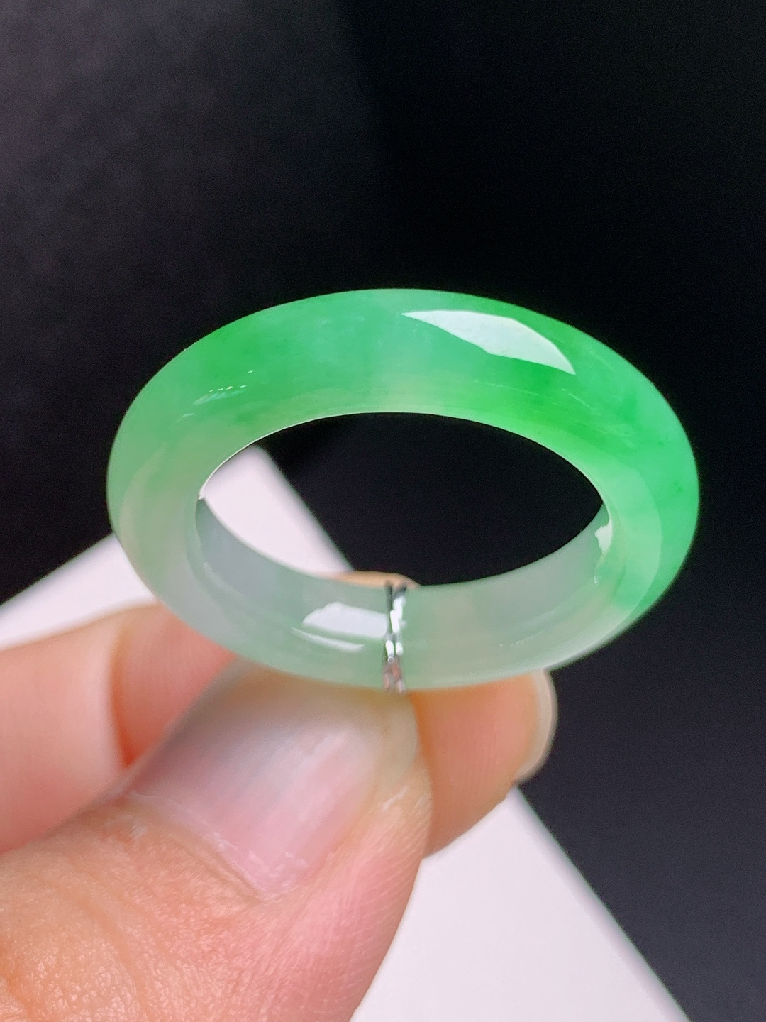 冰种绿指环，色泽清新，玉质温润，圆满顺遂