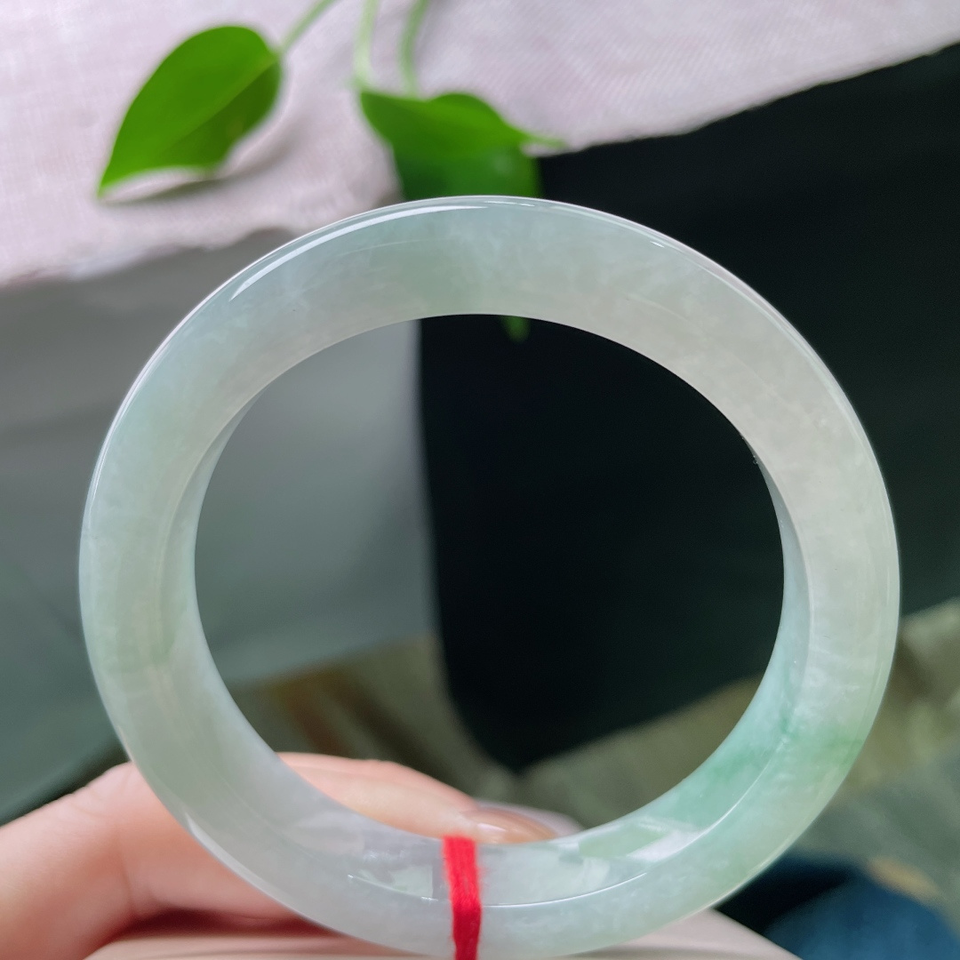 淡绿底正圈，料子干净清润，种老，肉质细腻，淡雅倾心，皮纹，ss57080a