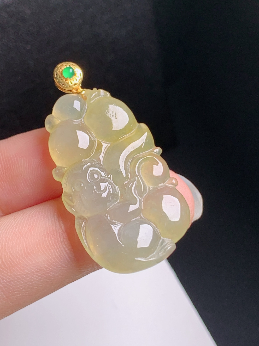 黄翡灵猴吊坠，玉质温润，线条流畅，福寿双全