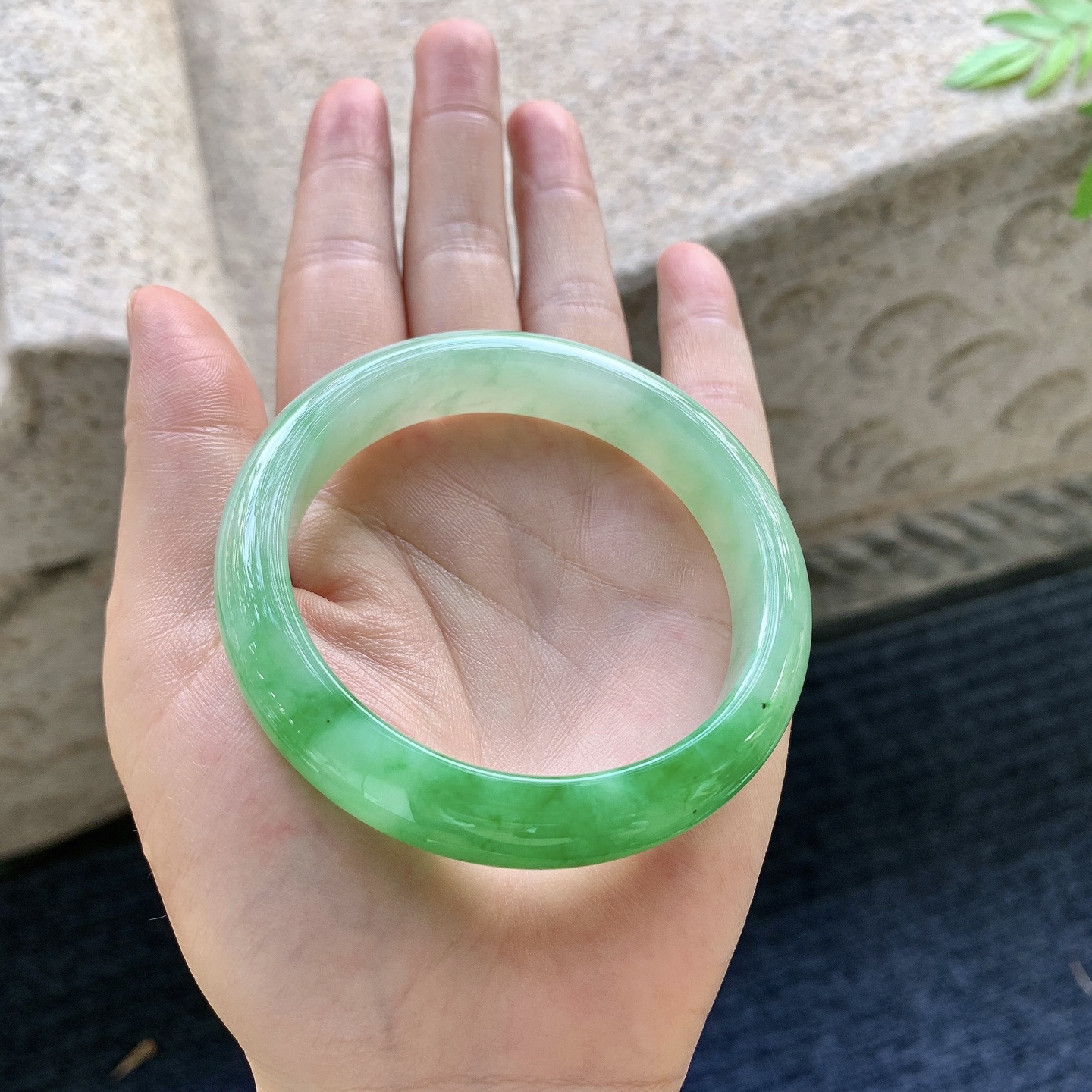 冰糯辣阳绿，水润，种老，细腻，无裂
