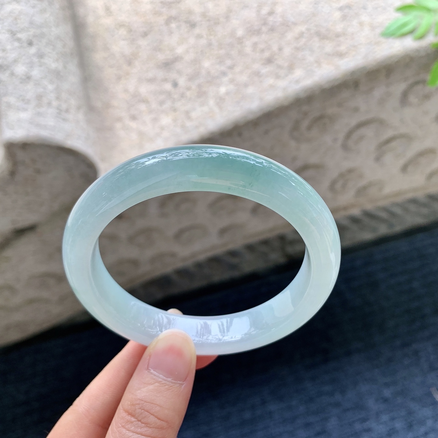 正圈59 60，圈口59.1/12.3/9，编码T090101，飘花，水润，种老，细腻，无裂。