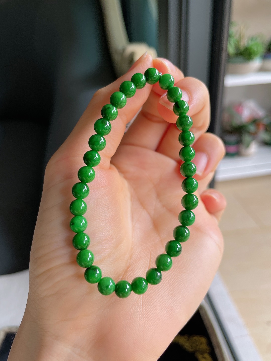️，缅甸天然翡翠A货，冰满绿辣绿手串，尺寸：5.7mm。【编4573】