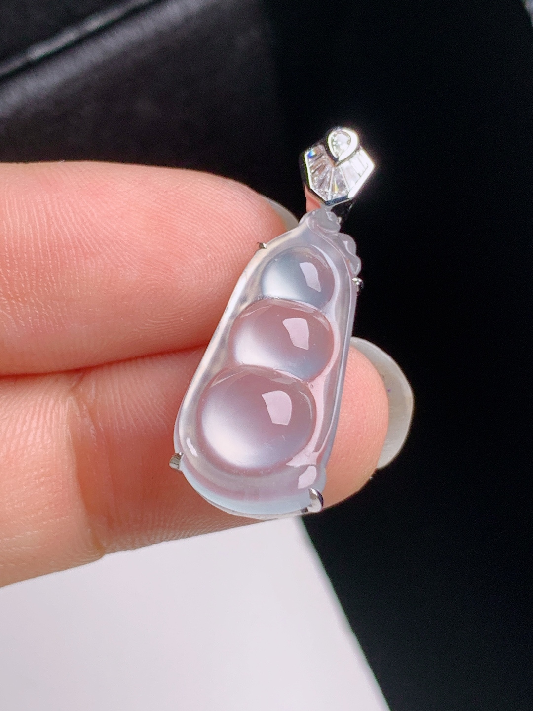 高冰福豆吊坠，冰透莹润，种老起胶，连中三元