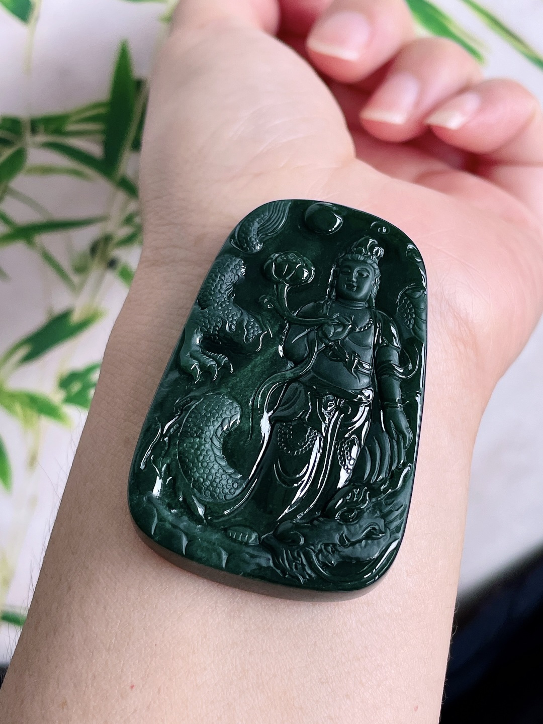 墨翠御龙大势至菩萨持莲观音牌吊坠,性比高,尺寸55.6-36-6.8,重量36.5克