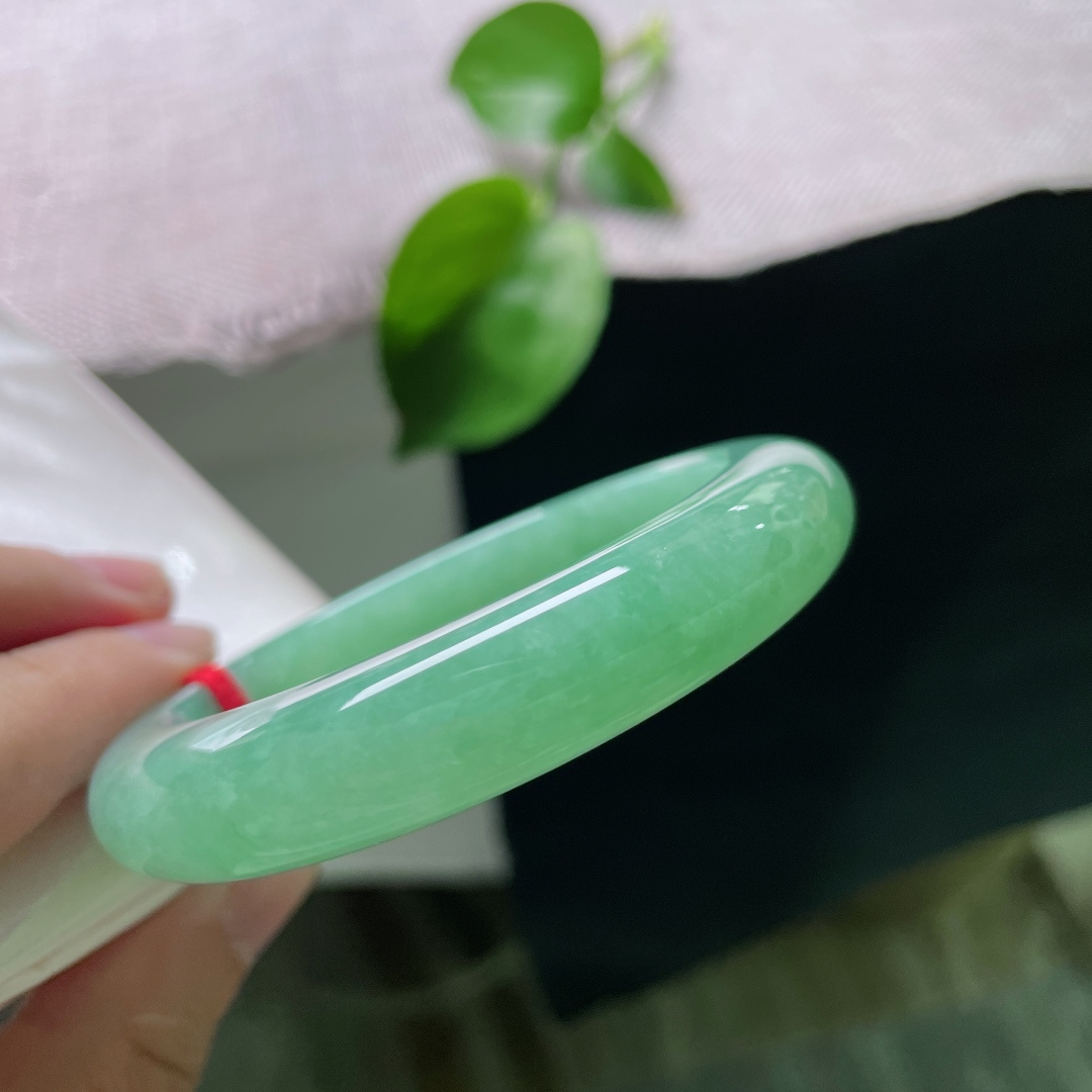 54.8/12/8.8，满色正圈，一丝纹不显，满圈湖水翠浓郁匀净，玉质冰润凝光，镯型端庄厚装，贵气浑然天成，尽显高端大气的典藏气韵。ss56642a