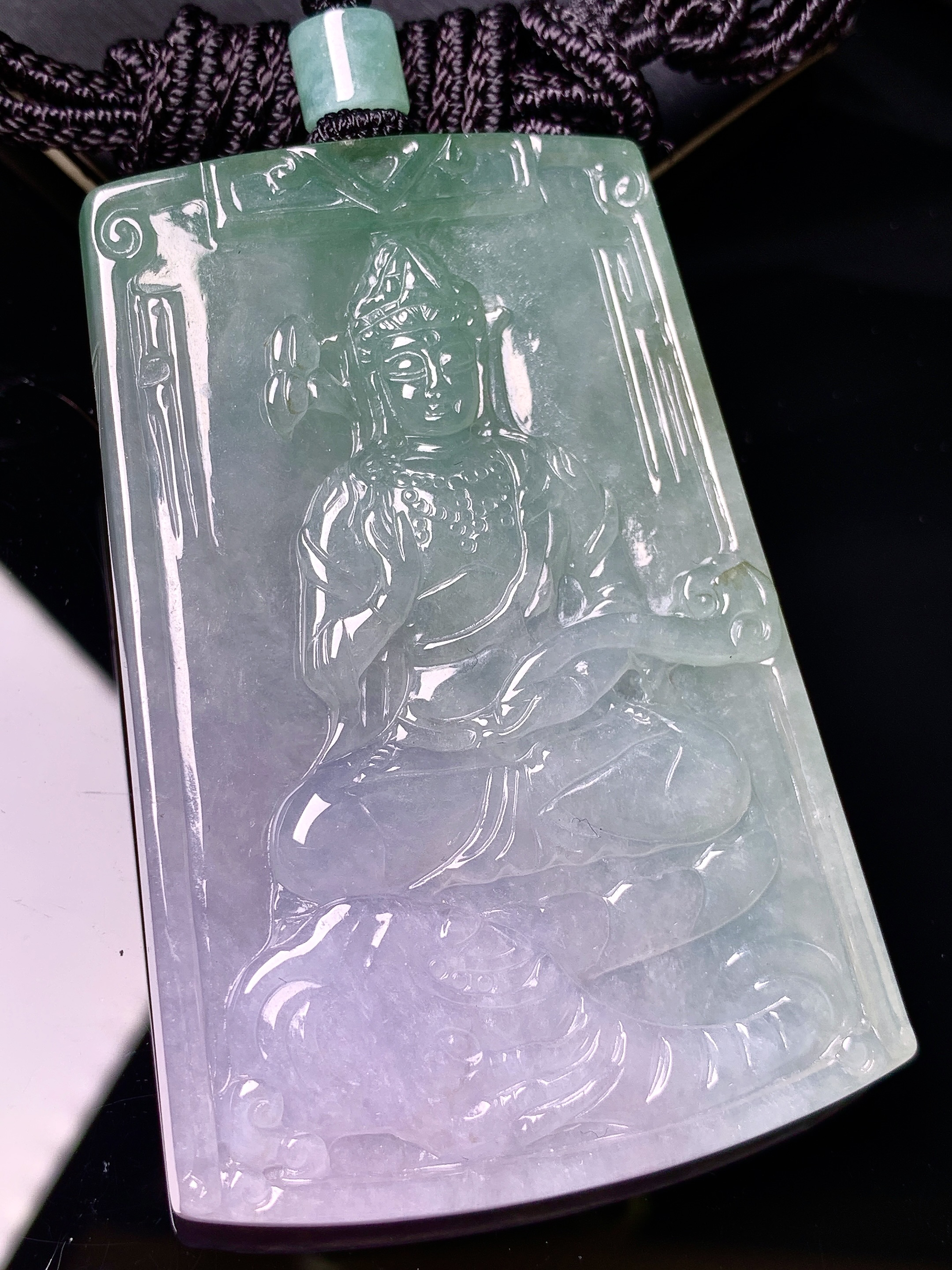 飘绿观音菩萨吊坠 玉质细腻 色泽艳丽清新 水润亮眼 整体尺寸68*45.6*5.8 L1