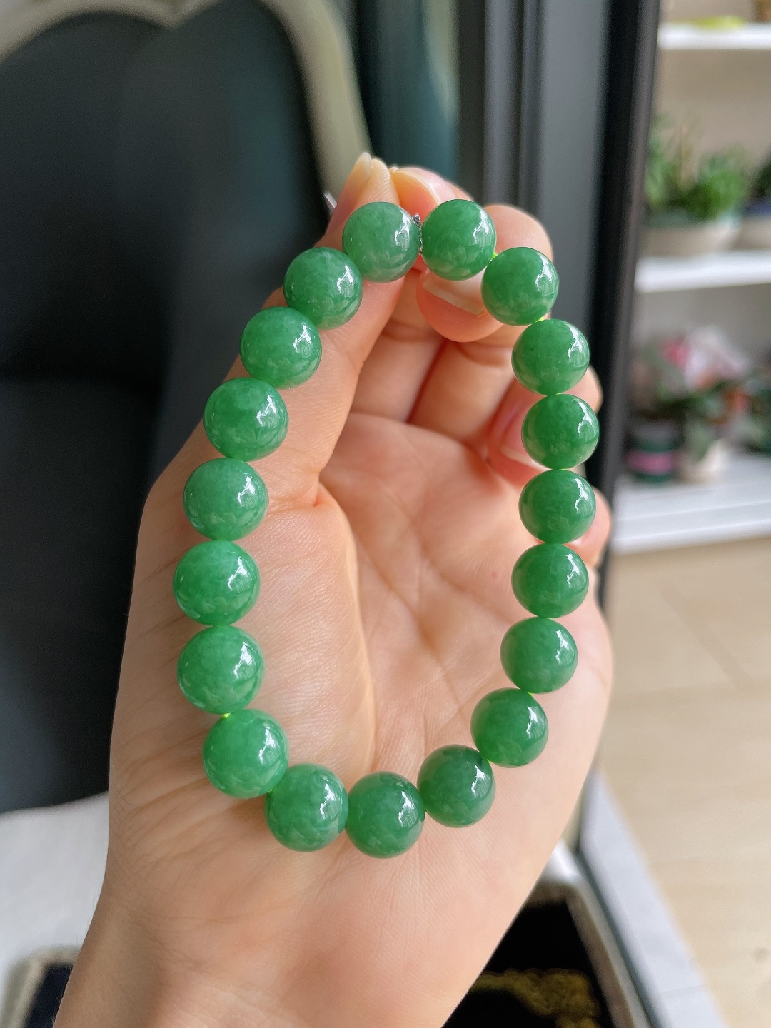 ️，缅甸天然翡翠A货，冰满绿手串，尺寸：9.8mm。【编4587】