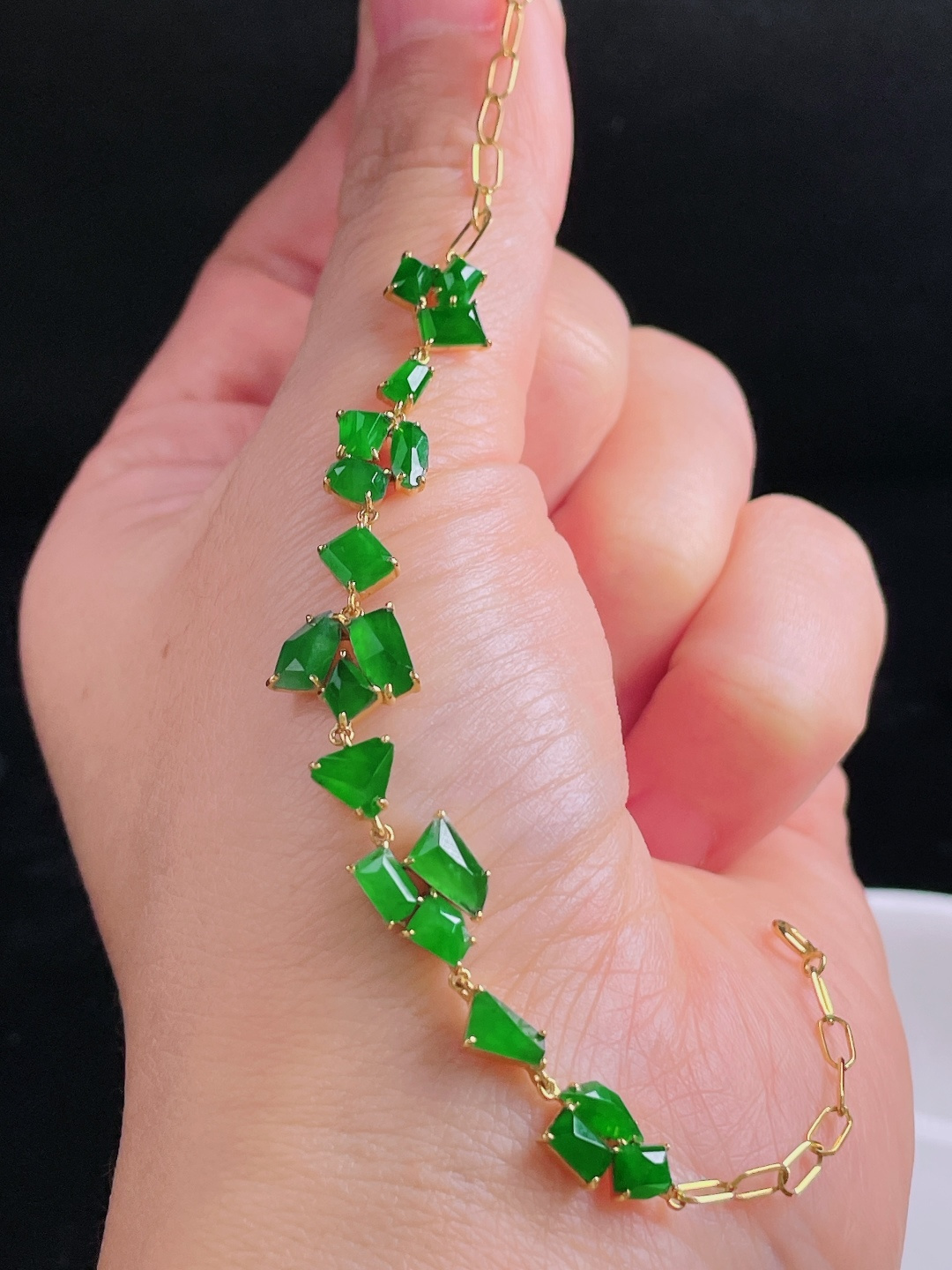 辣绿手链，18k镶嵌，老种起光，细底通透，尺寸：7/5/2mm0831
