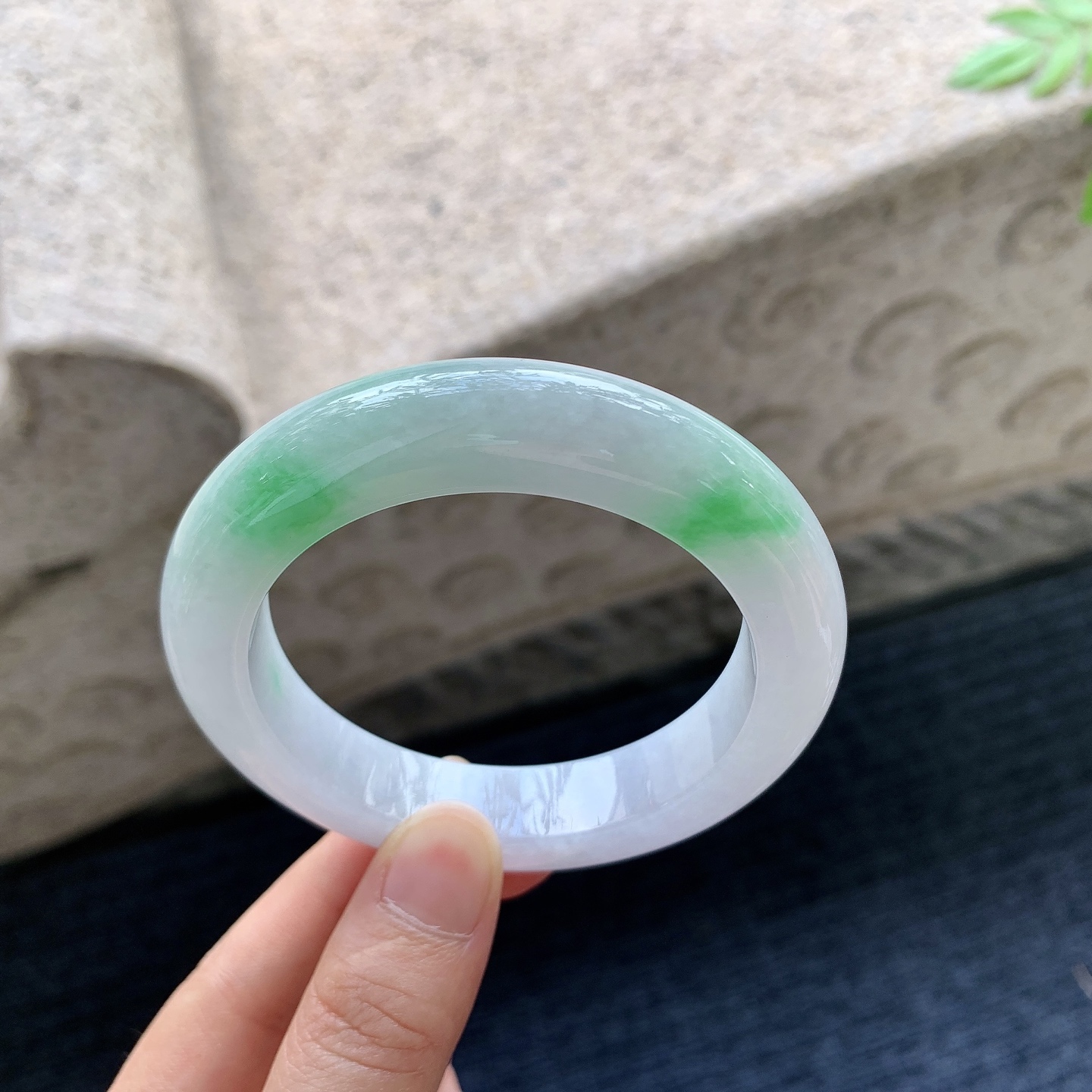 正圈54 55，圈口55.3/12.8/10.2，编码G15090117，细糯飘绿，水润，种老，细腻，打灯有棉线