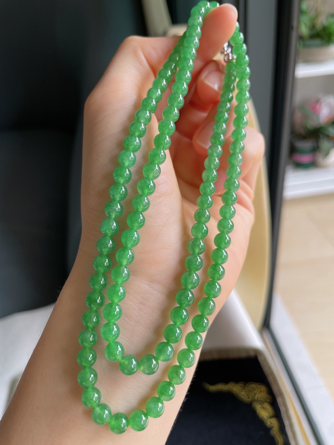 缅甸天然翡翠A货，冰满绿珠链，尺寸：5.5mm108颗。【编4369】