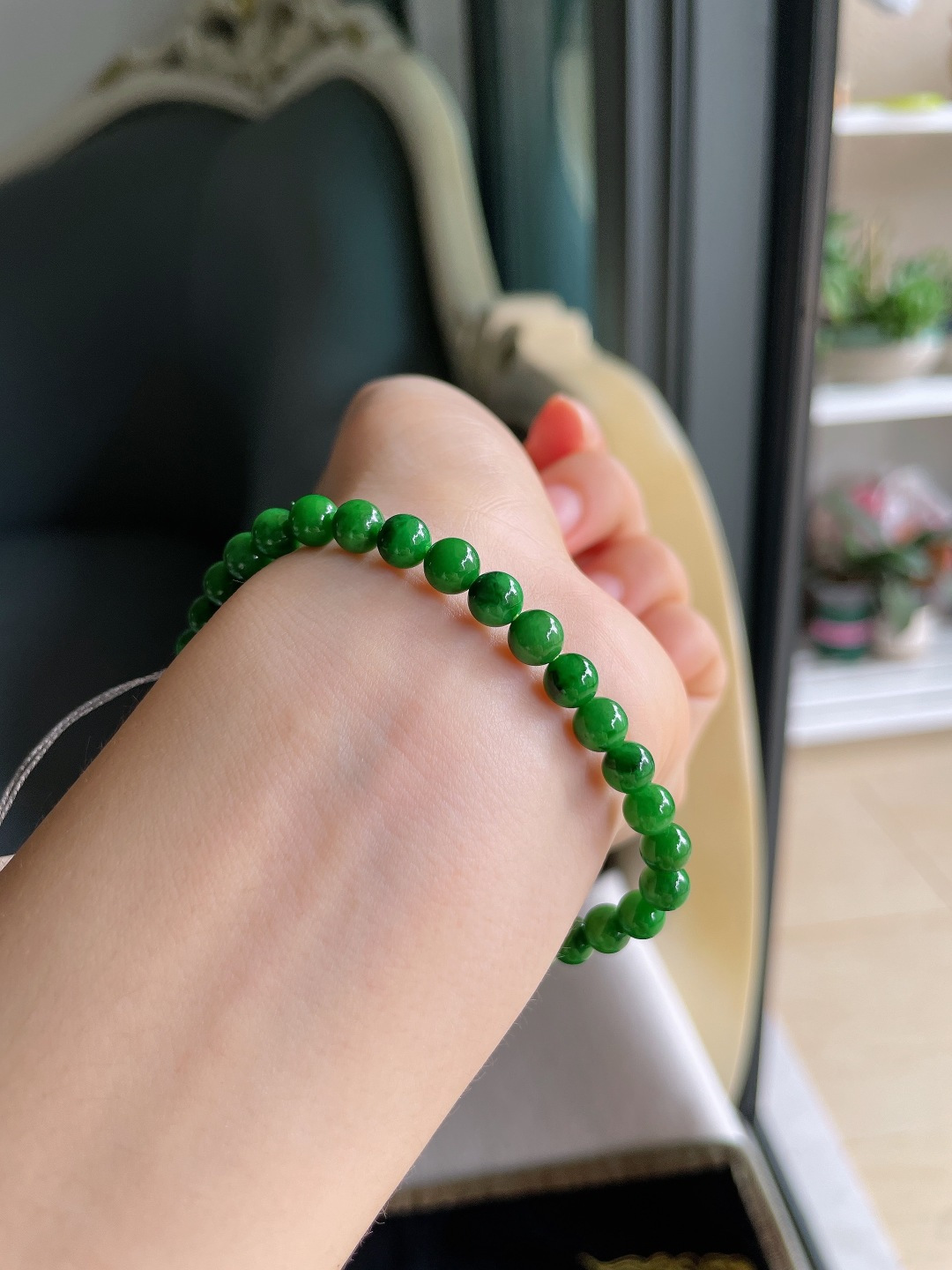 ️，缅甸天然翡翠A货，冰满绿辣绿手串，尺寸：5.7mm。【编4573】