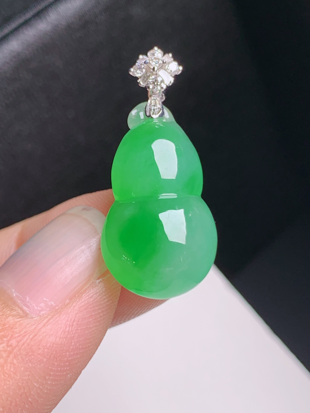 冰阳绿葫芦吊坠，色泽明艳，形体饱满，福禄吉祥