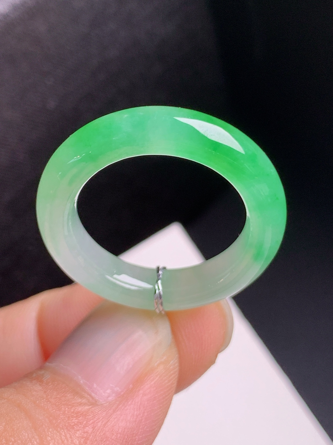 冰种绿指环，色泽清新，玉质温润，圆满顺遂