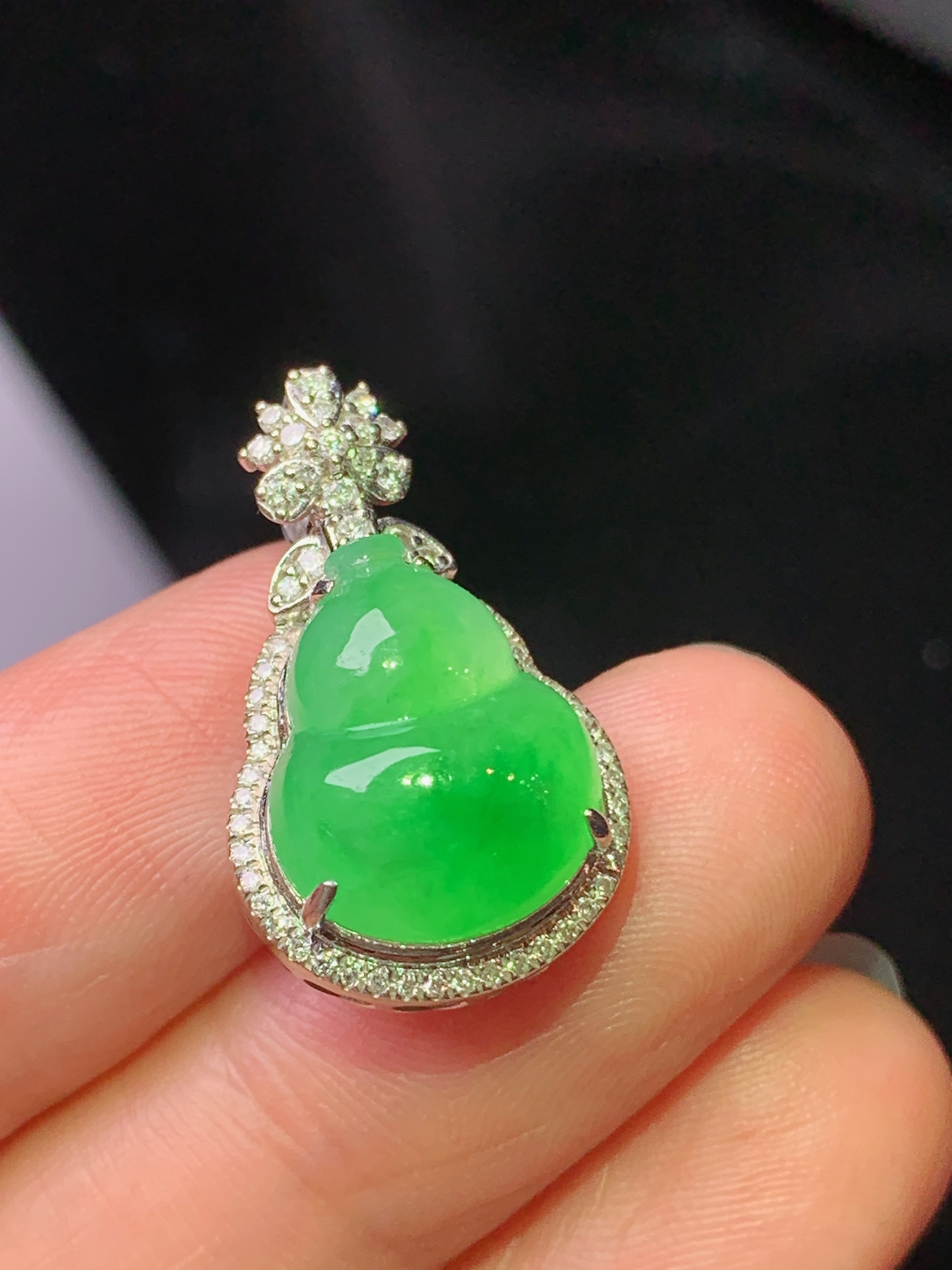 18k金钻镶嵌阳绿葫芦吊坠 玉质细腻 色泽艳丽清新 水润亮眼 整体尺寸22.8*13.8*9.8 f1