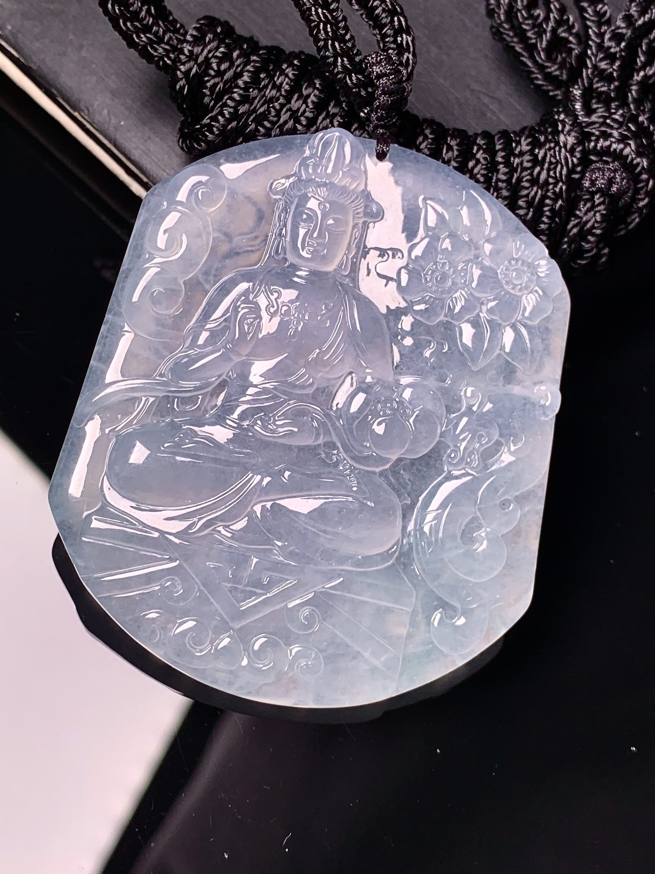 冰种观音菩萨吊坠 玉质细腻 色泽艳丽清新 水润亮眼 整体尺寸49.3*42*5.3 x3