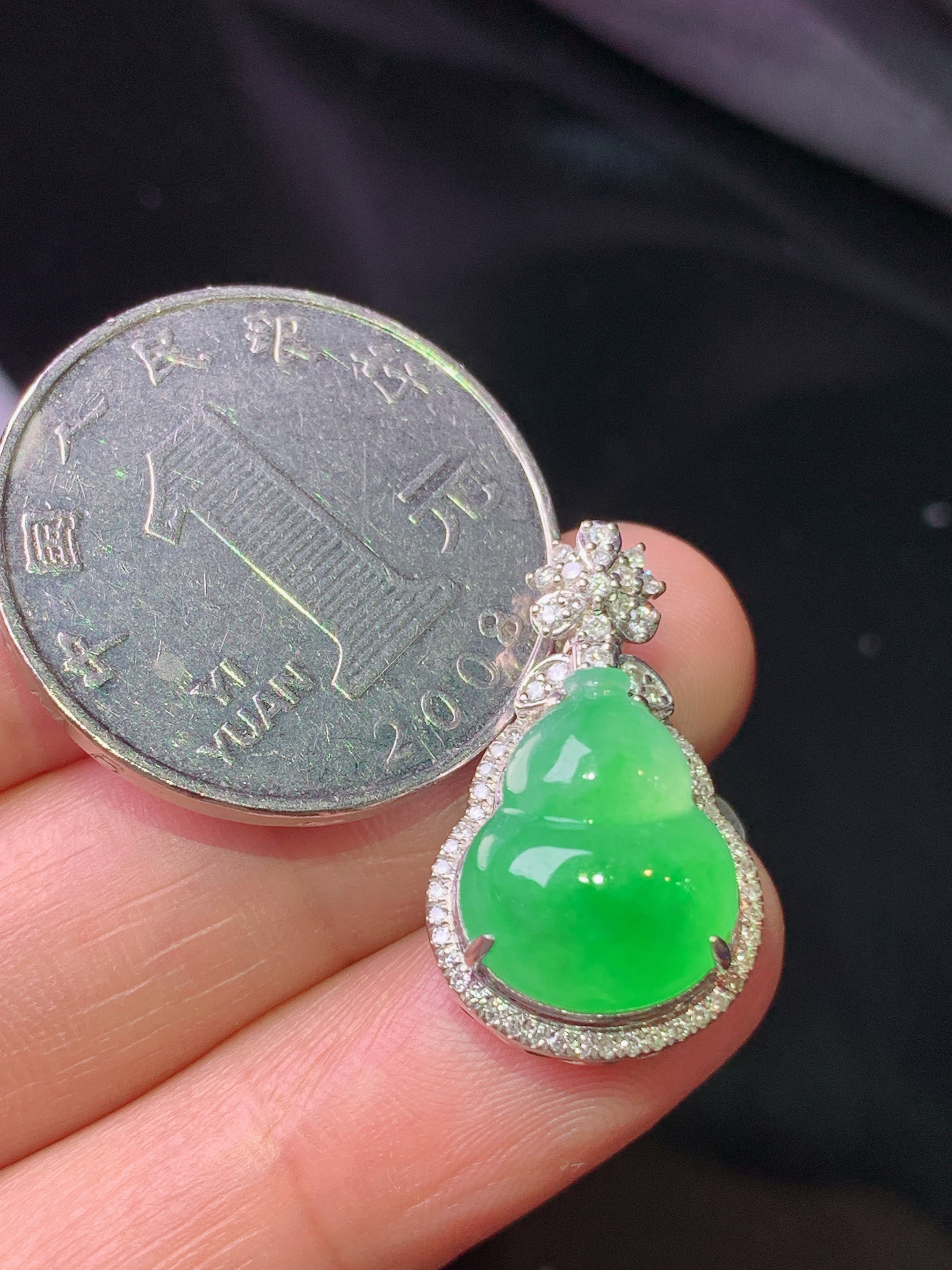 18k金钻镶嵌阳绿葫芦吊坠 玉质细腻 色泽艳丽清新 水润亮眼 整体尺寸22.8*13.8*9.8 f1