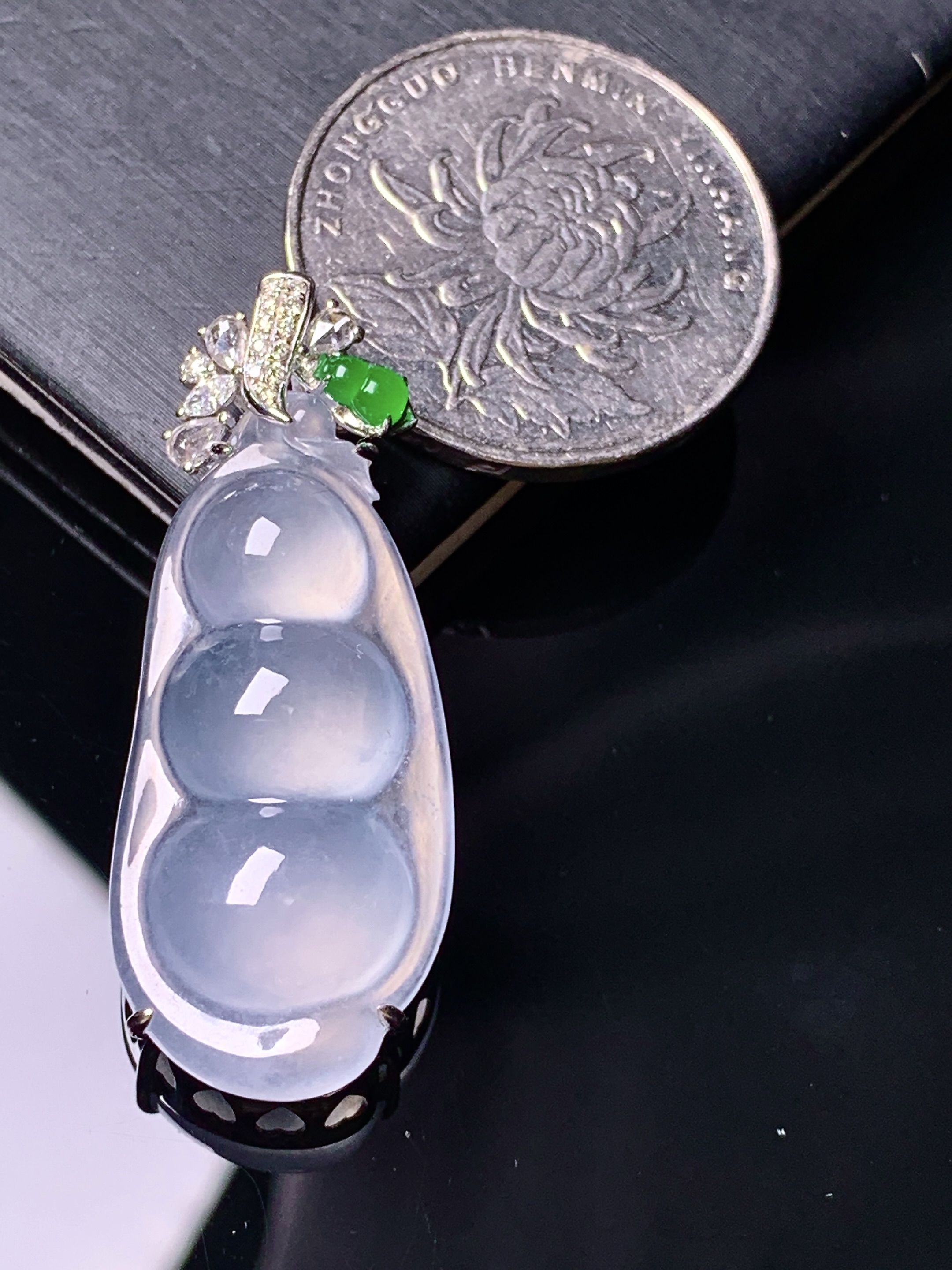 18k金钻镶嵌冰种四季豆吊坠 玉质细腻 色泽艳丽清新 水润亮眼 整体尺寸38.5*15.3*9 j6
