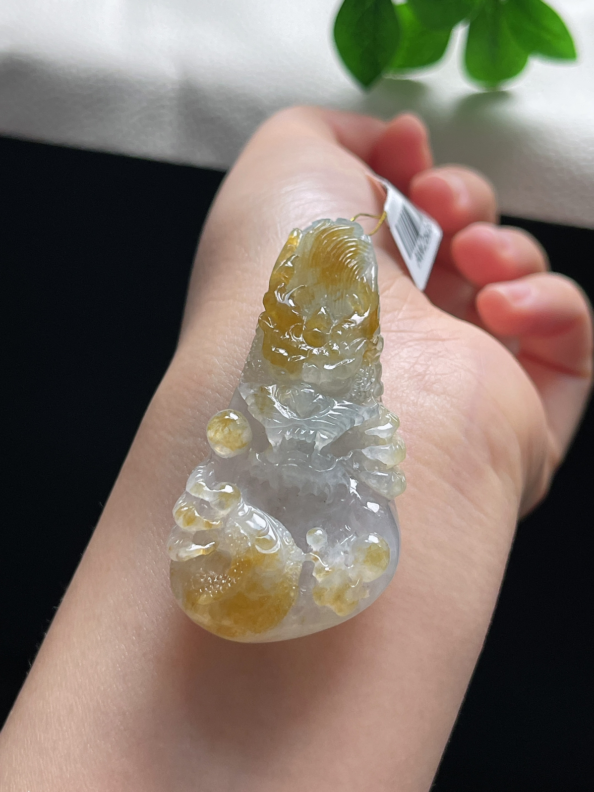 翡翠冰糯种浅黄色龙牌