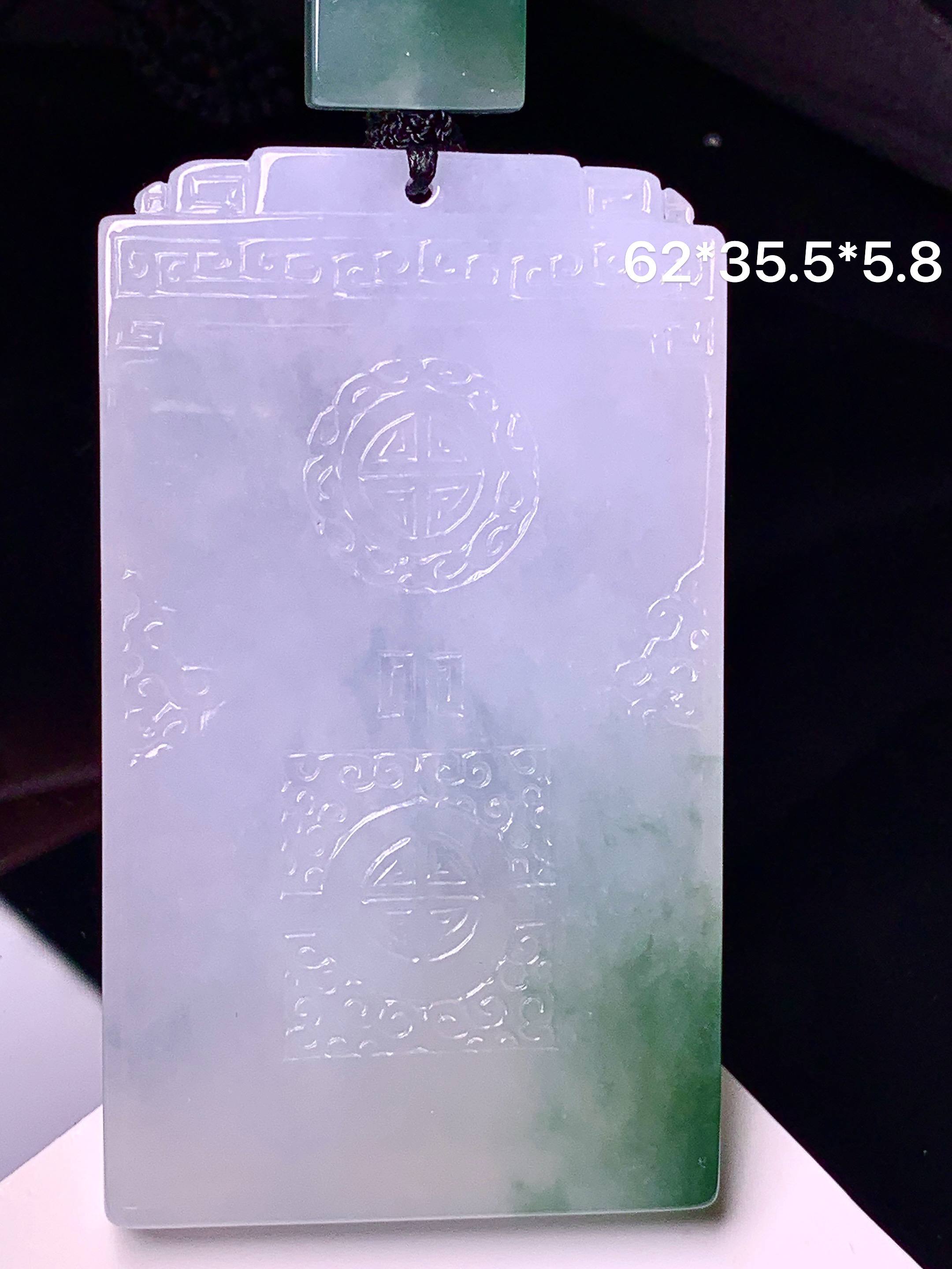 飘绿无事牌吊坠 玉质细腻 色泽艳丽清新 水润亮眼 整体尺寸62*35.5*5.8 L1