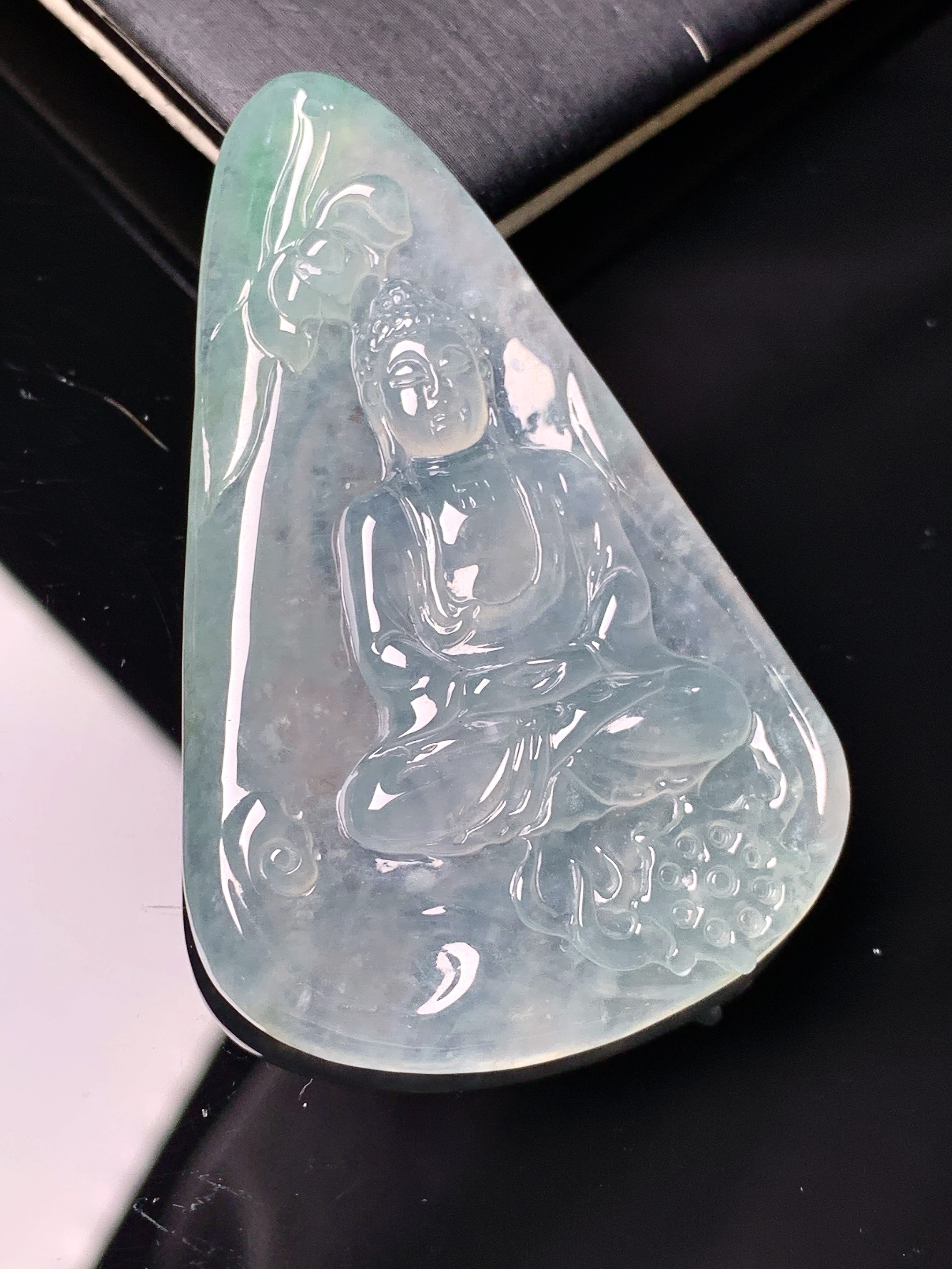 冰种观音菩萨吊坠 玉质细腻 色泽艳丽清新 水润亮眼 整体尺寸54.5*35*5.6 a8