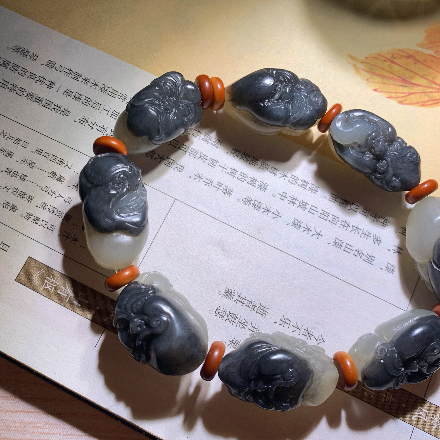 新疆和田玉籽料青花十八罗汉手串 单颗尺寸24/14/14重66克。玉质细腻油润。手推出油。佩戴高端典雅。lt260901