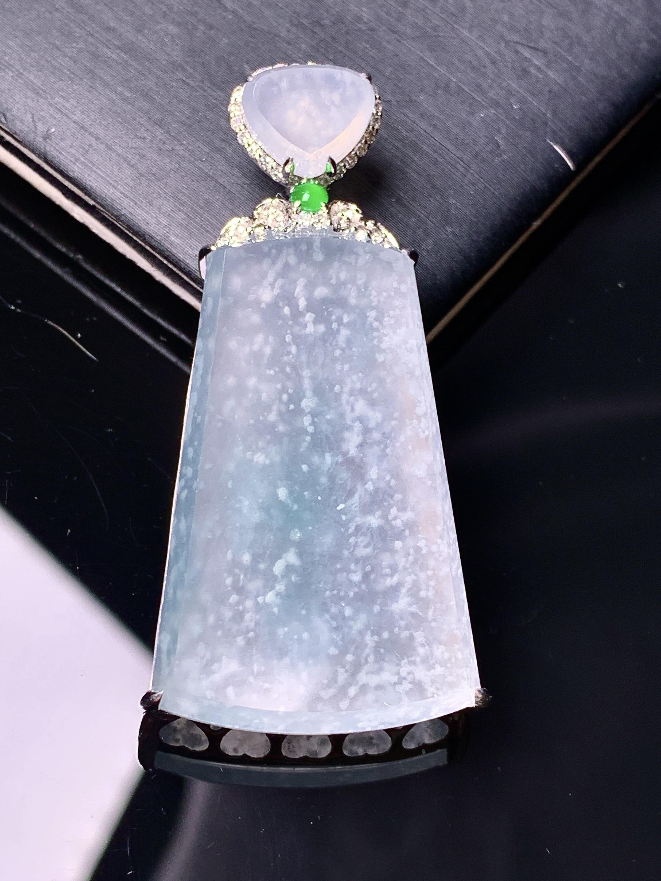 18k金钻镶嵌冰种雪花棉木那料吊坠 玉质细腻 色泽艳丽清新 水润亮眼 整体尺寸45*22*8.2 j6