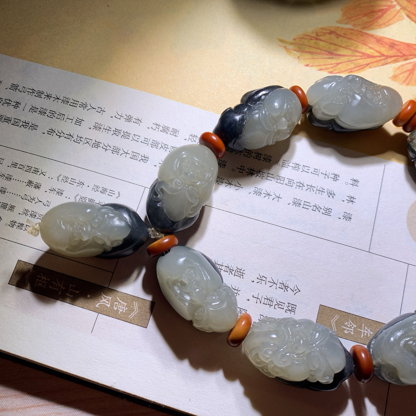 新疆和田玉籽料青花十八罗汉手串 单颗尺寸24/14/14重66克。玉质细腻油润。手推出油。佩戴高端典雅。lt260901