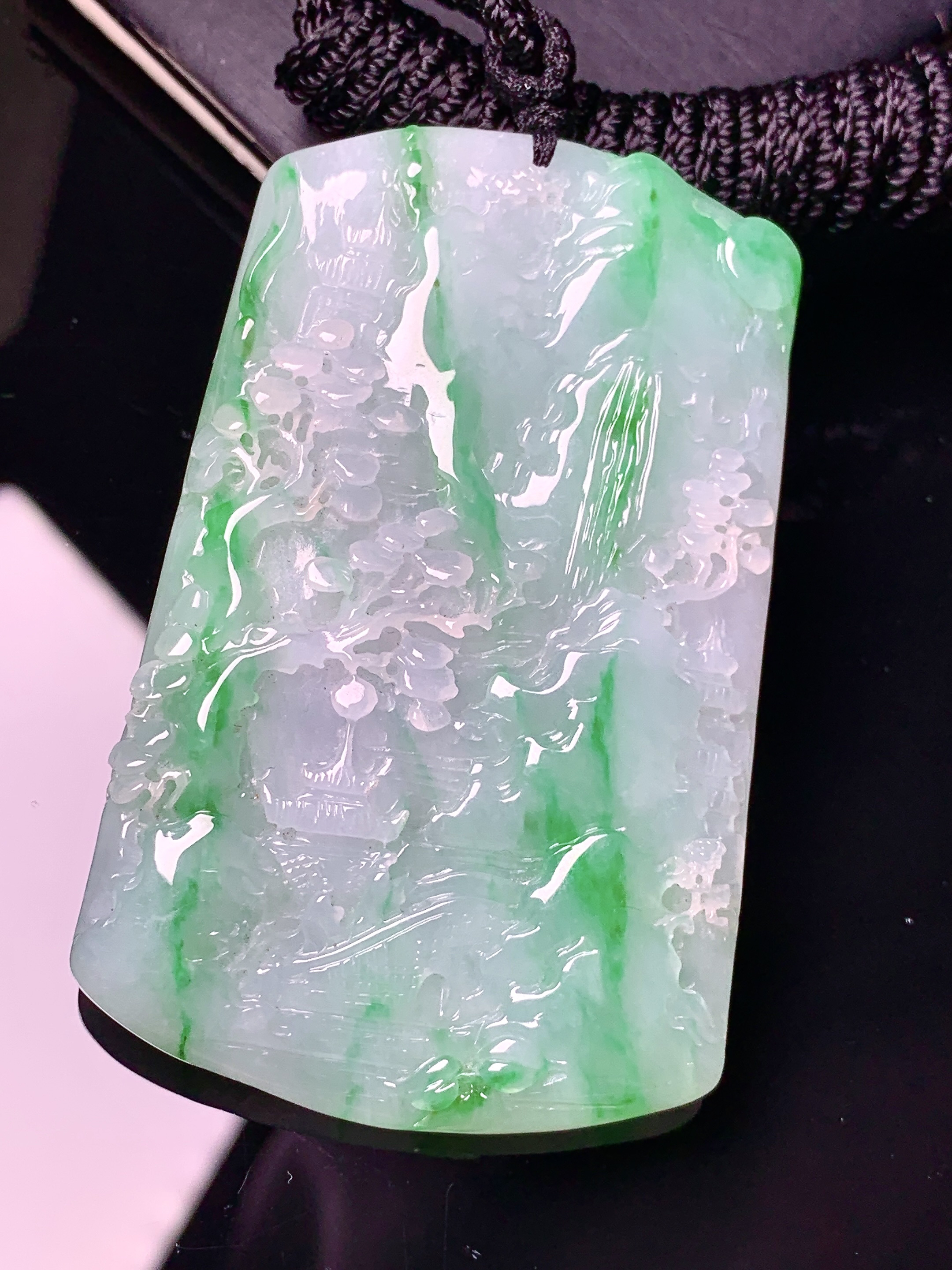 飘绿山水牌子吊坠 玉质细腻 色泽艳丽清新 水润亮眼 整体尺寸60.5*38*5.6 x3
